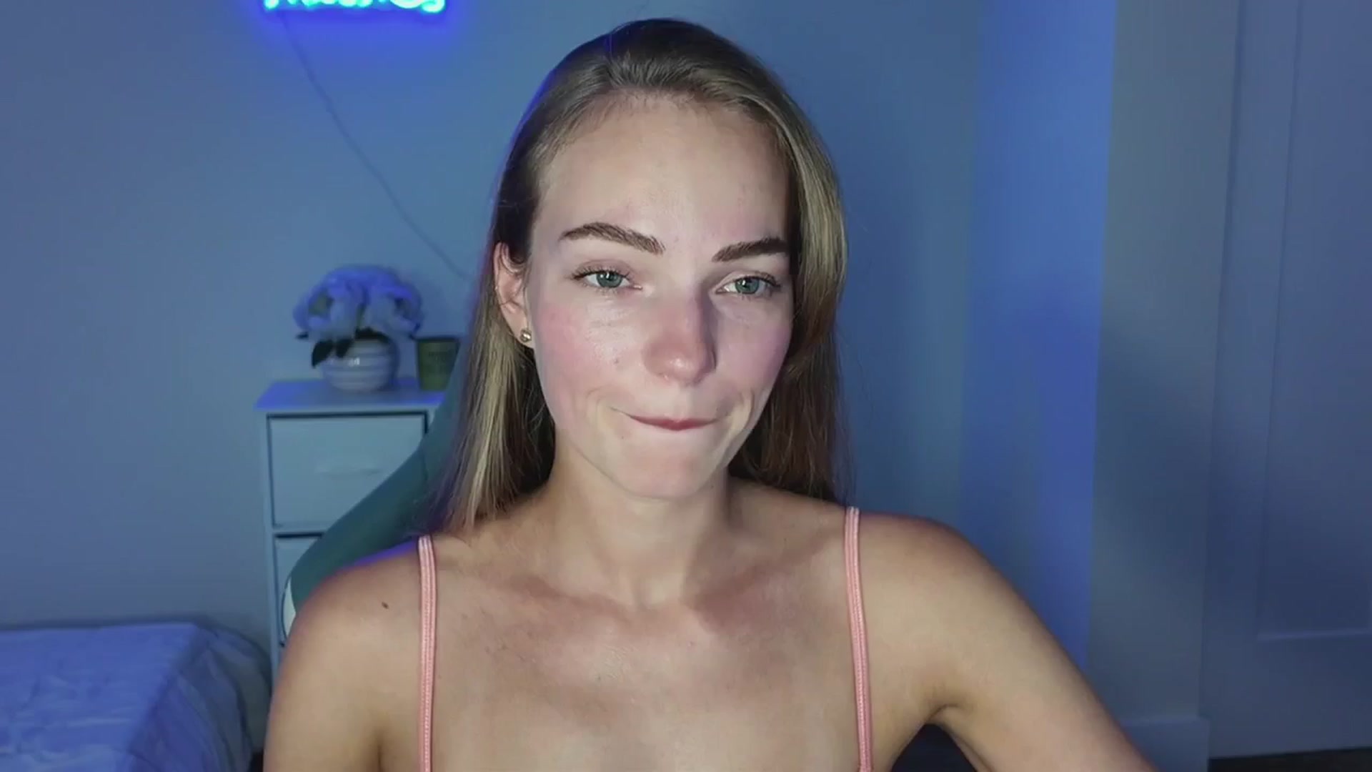 Gallery image thumbnail from MissAlexQuinn's myfreecams stream on, 05/05/2025, 05:45 image 10 of 20