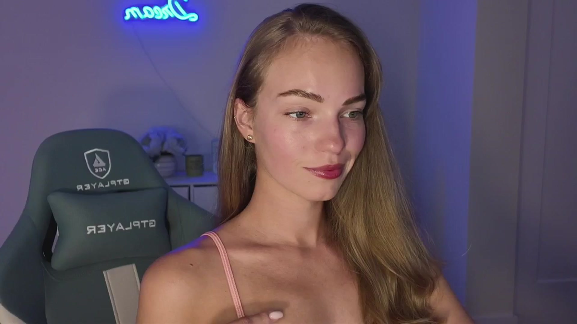 Gallery image thumbnail from MissAlexQuinn's myfreecams stream on, 05/05/2025, 05:45 image 12 of 20