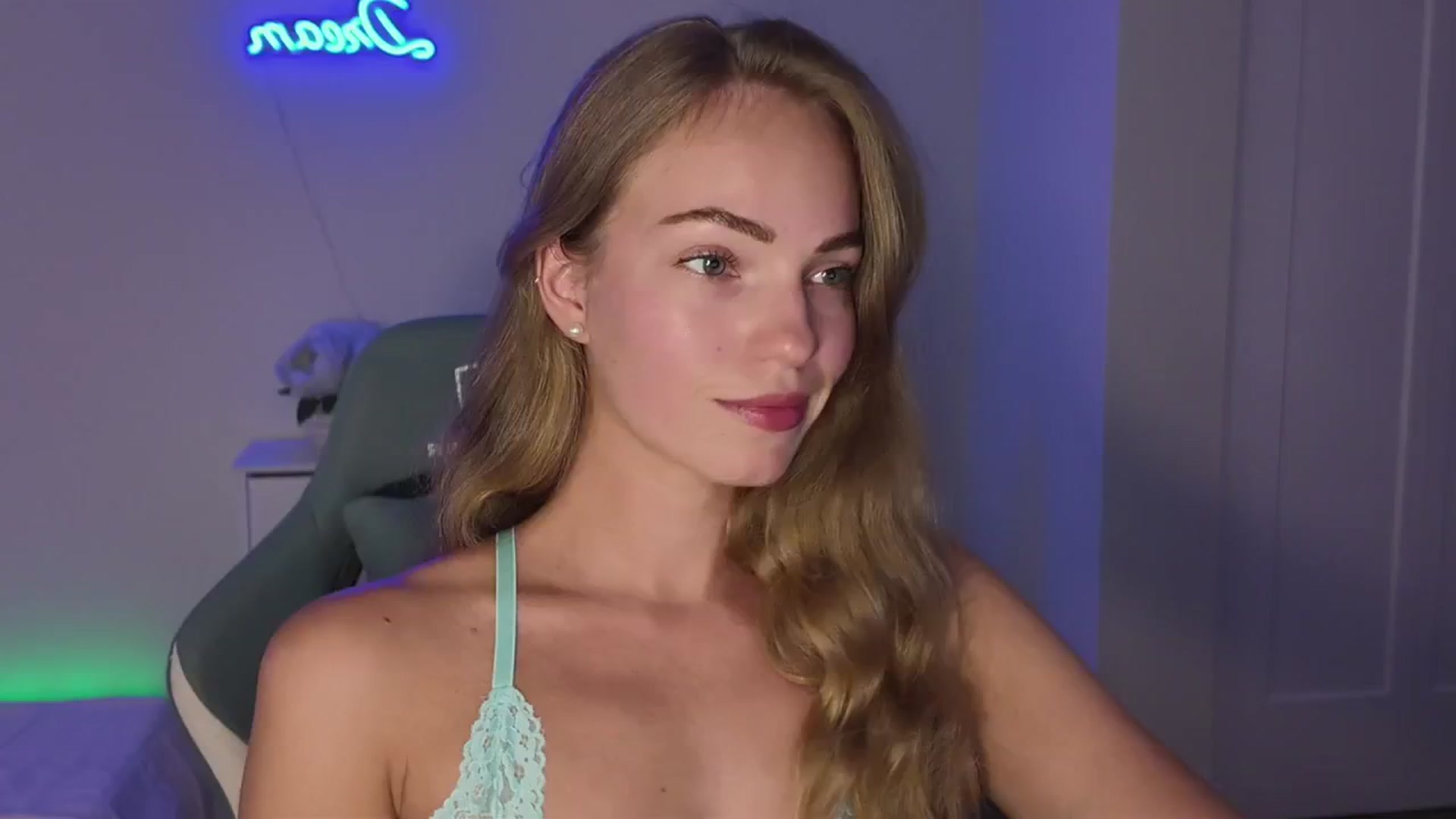 Gallery image thumbnail from MissAlexQuinn's myfreecams stream on, 05/07/2025, 04:36 image 10 of 20