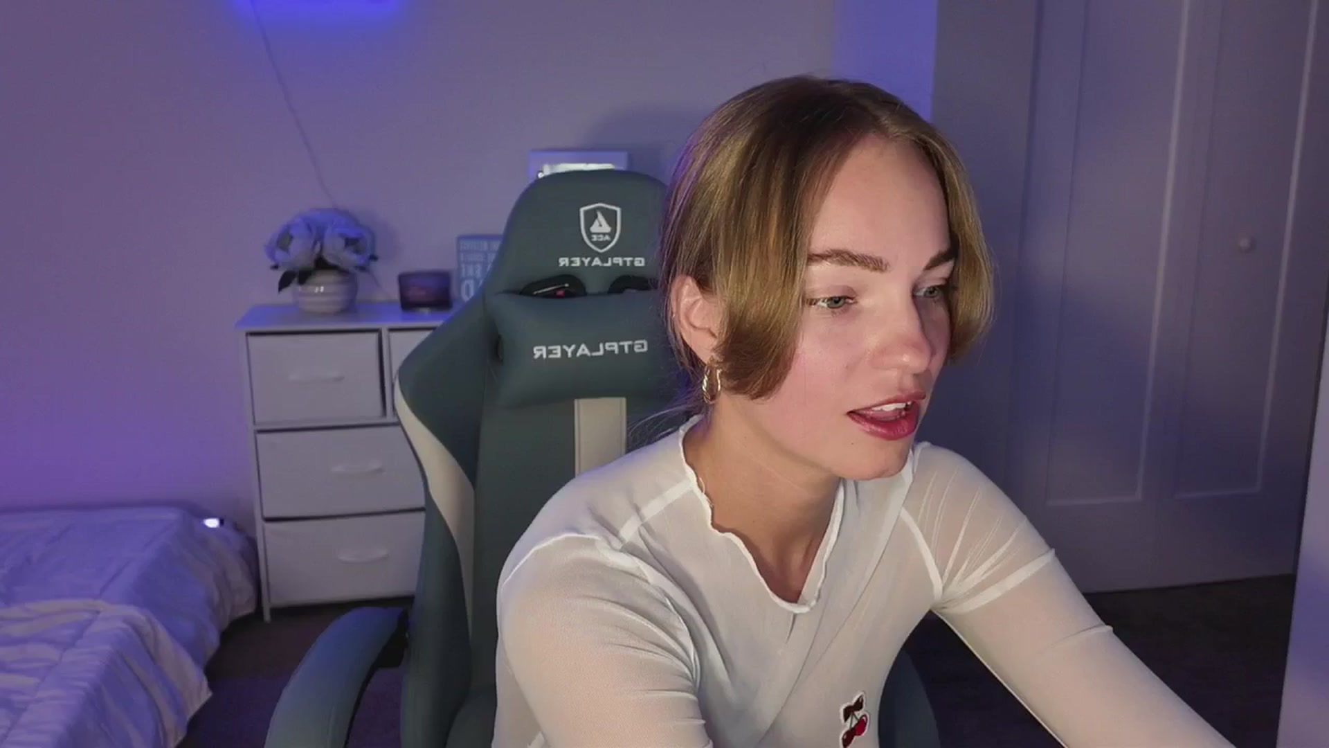 Gallery image thumbnail from MissAlexQuinn's myfreecams stream on, 05/15/2025, 02:38 image 17 of 20
