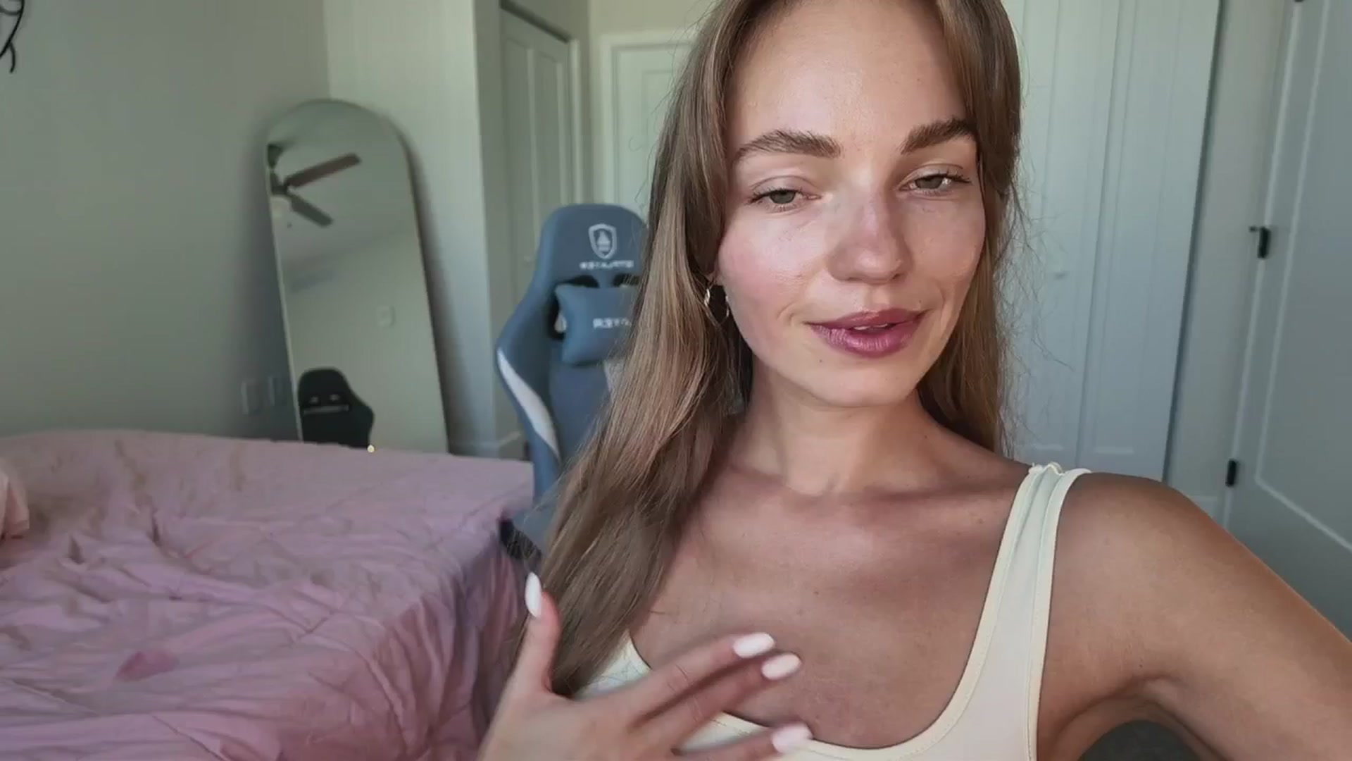Gallery image thumbnail from MissAlexQuinn's myfreecams stream on, 07/28/2025, 22:28 image 18 of 20