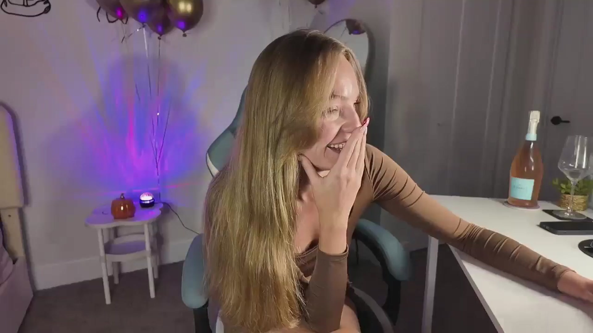 Gallery image thumbnail from MissAlexQuinn's myfreecams stream on, 10/30/2025, 24:33 image 19 of 20
