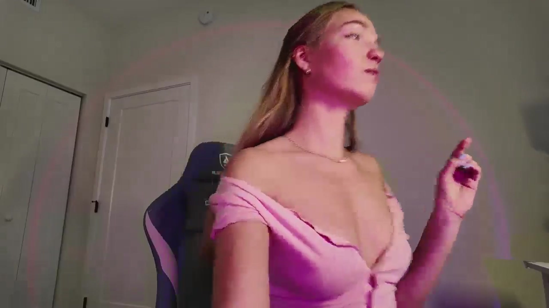 Gallery image thumbnail from MissAlexQuinn's myfreecams stream on, 02/18/2026, 21:11 image 5 of 20