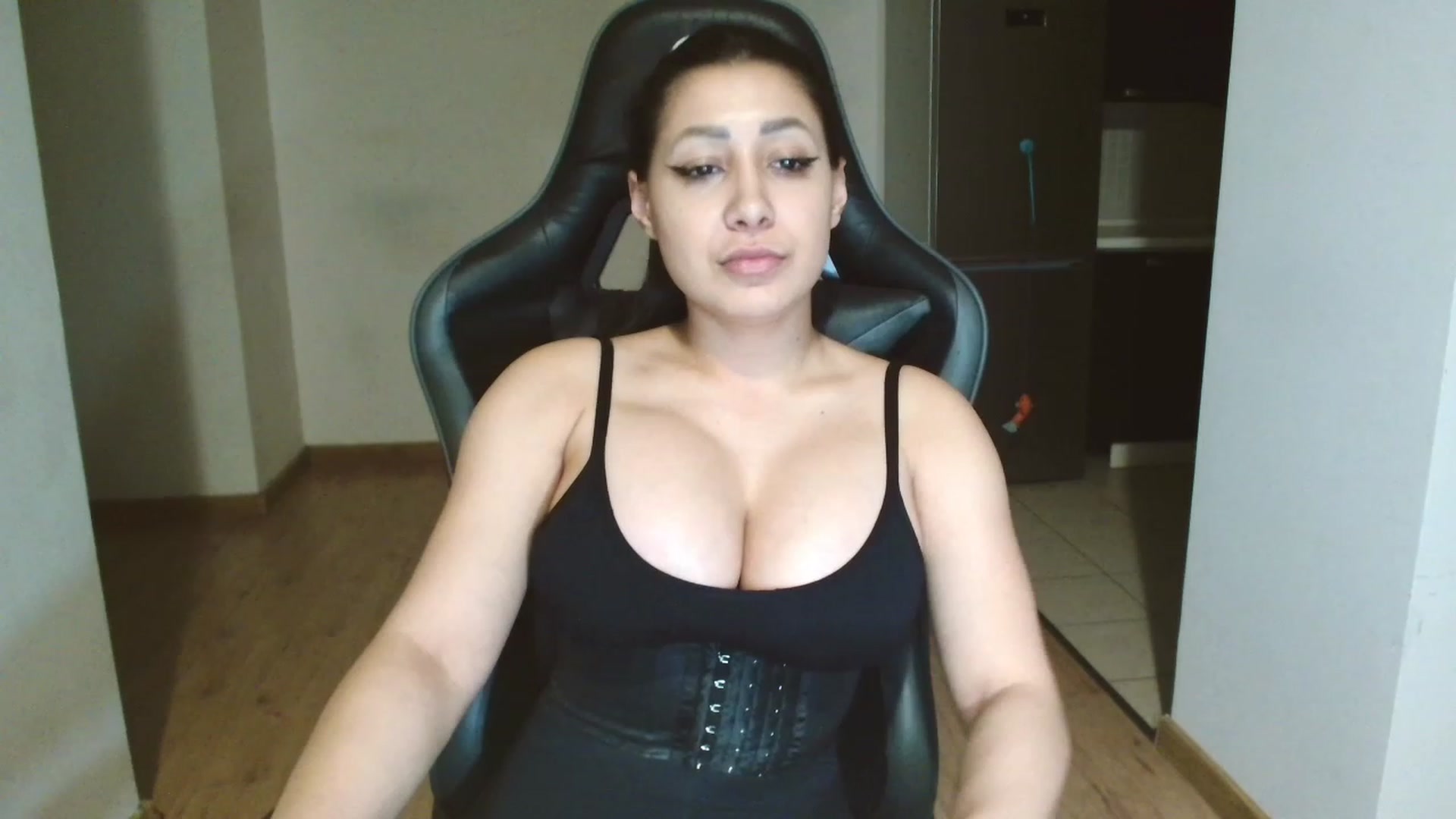 Gallery image thumbnail from MissAlice132's myfreecams stream on, 12/19/2022, 23:37 image 17 of 20
