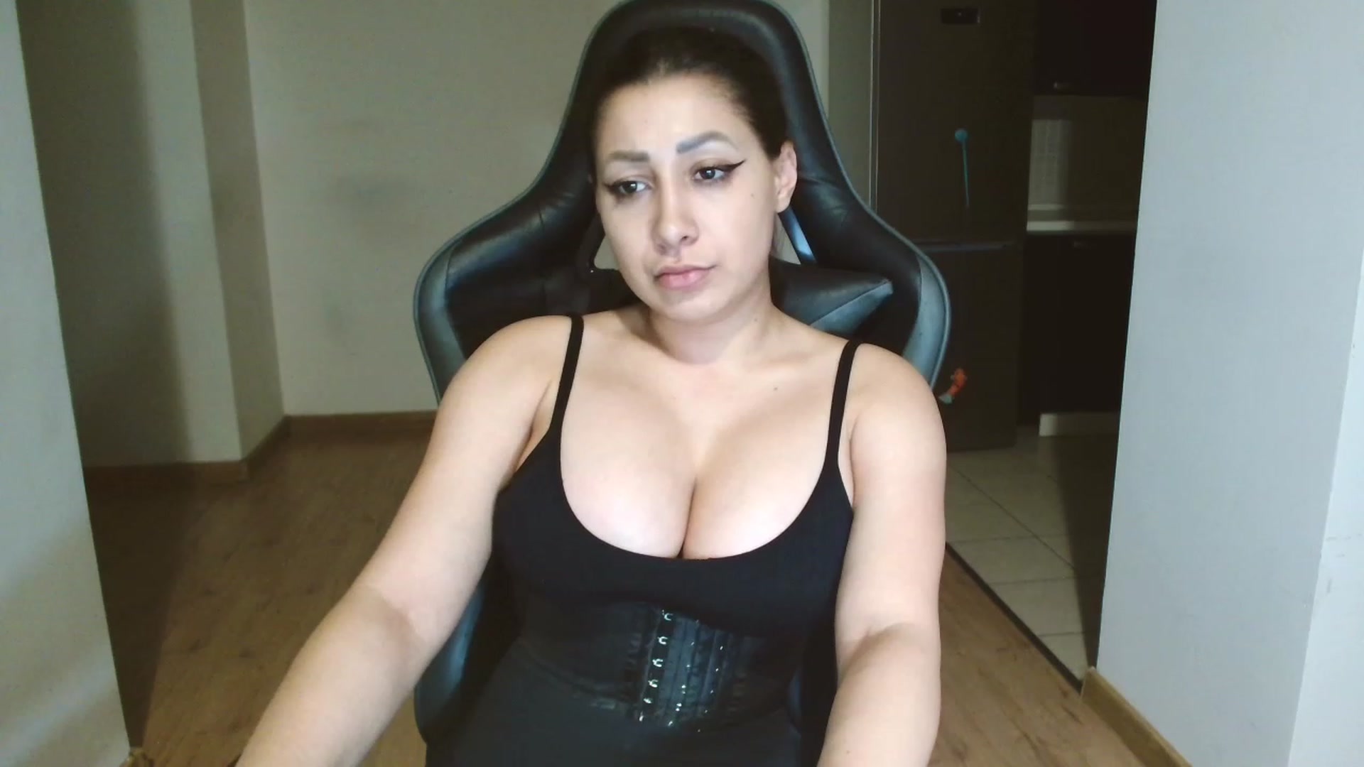 Gallery image thumbnail from MissAlice132's myfreecams stream on, 12/19/2022, 23:37 image 14 of 20