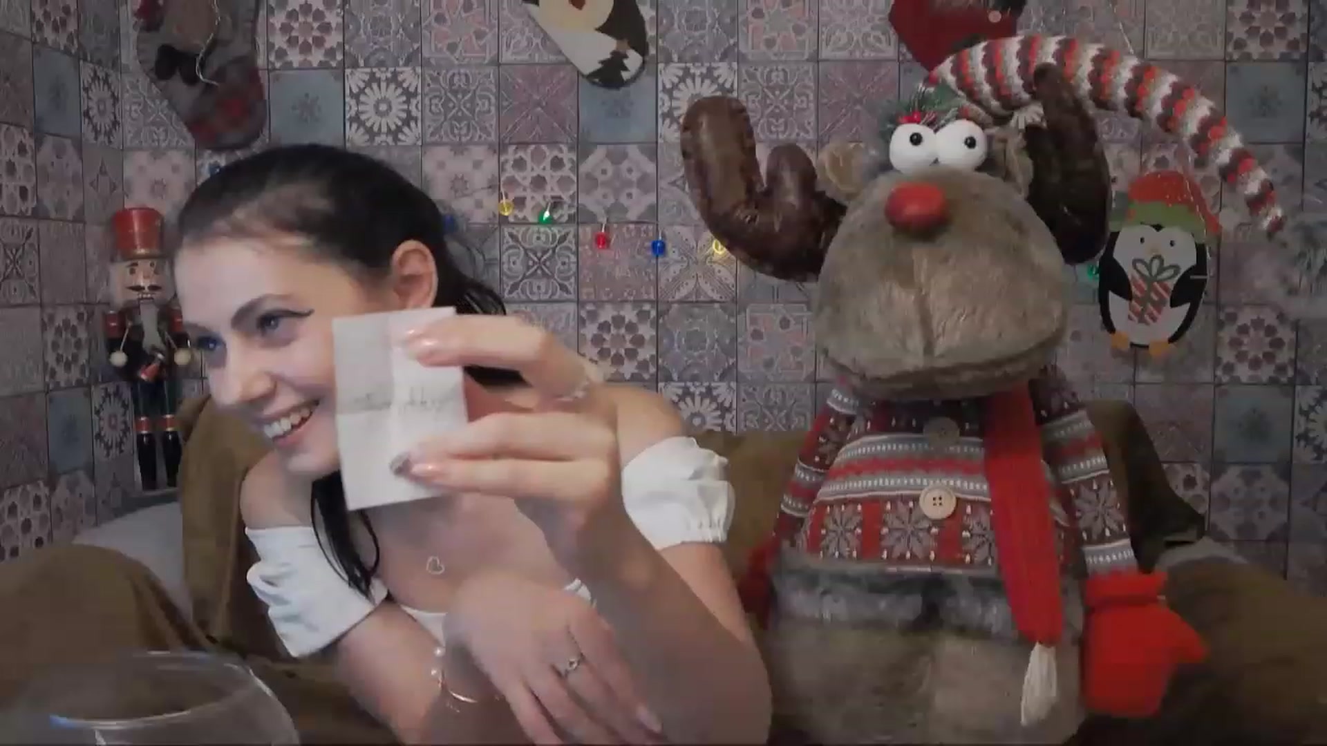 Gallery image thumbnail from MissAracely's myfreecams stream on, 12/19/2022, 24:03 image 16 of 20