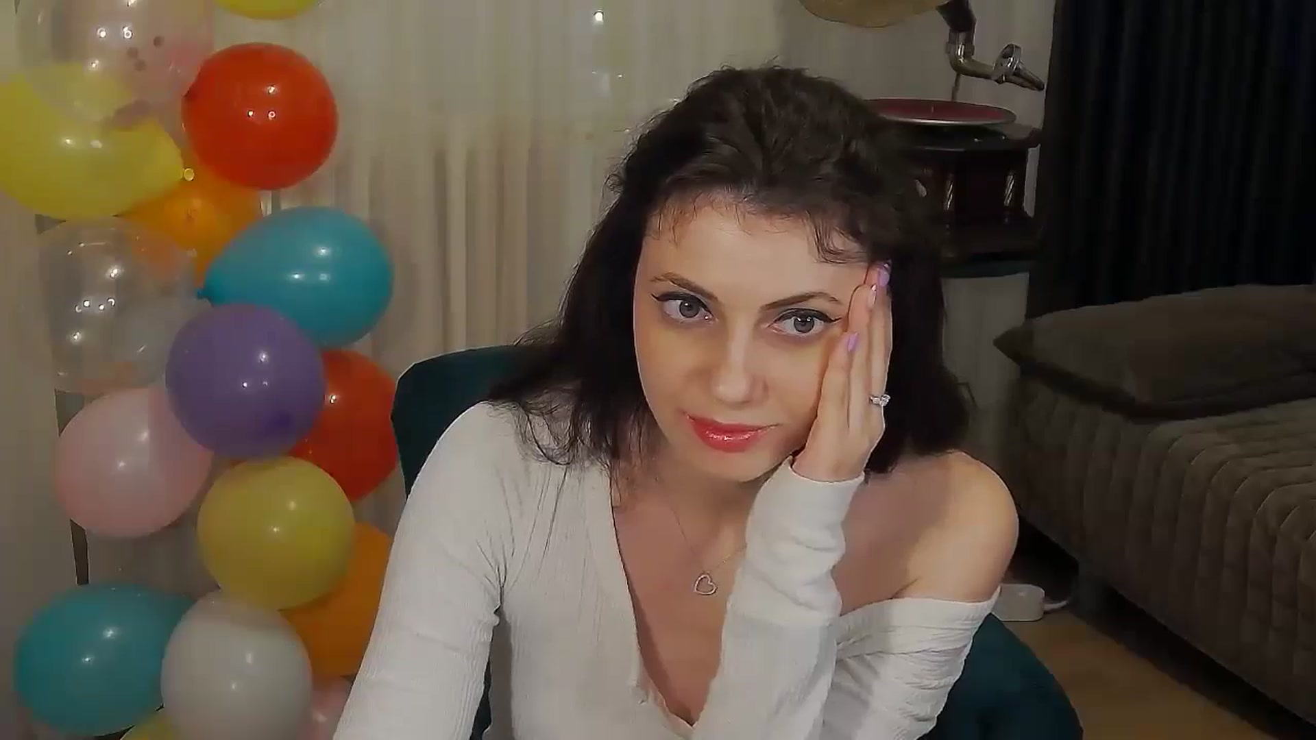 Gallery image thumbnail from MissAracely's myfreecams stream on, 04/19/2024, 24:06 image 6 of 20