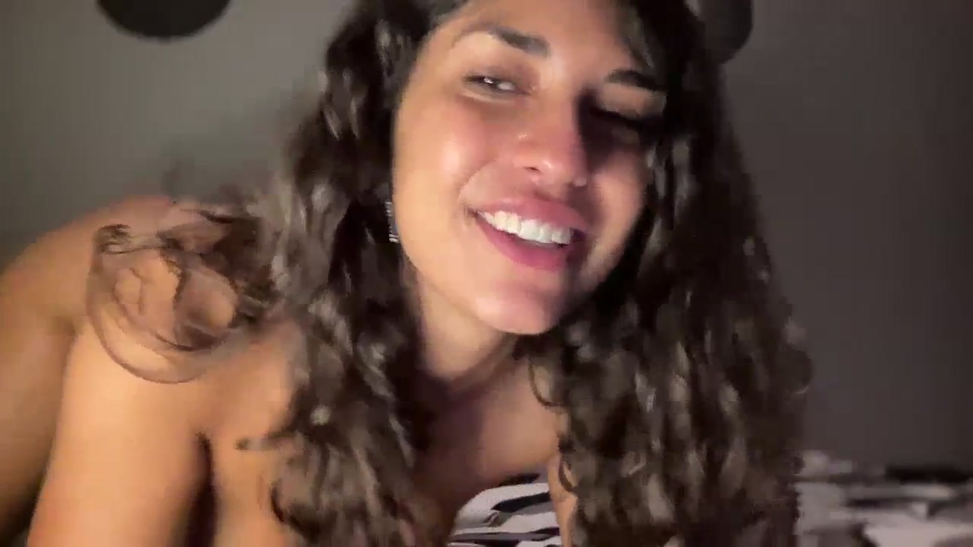 Gallery image thumbnail from MissArmenia's myfreecams stream on, 10/05/2023, 24:20 image 3 of 20