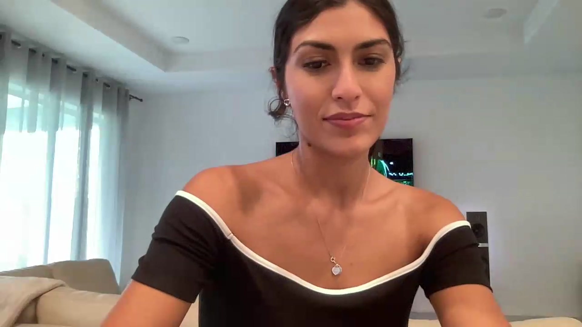 Gallery image thumbnail from MissArmenia's myfreecams stream on, 08/07/2026, 23:18 image 17 of 20