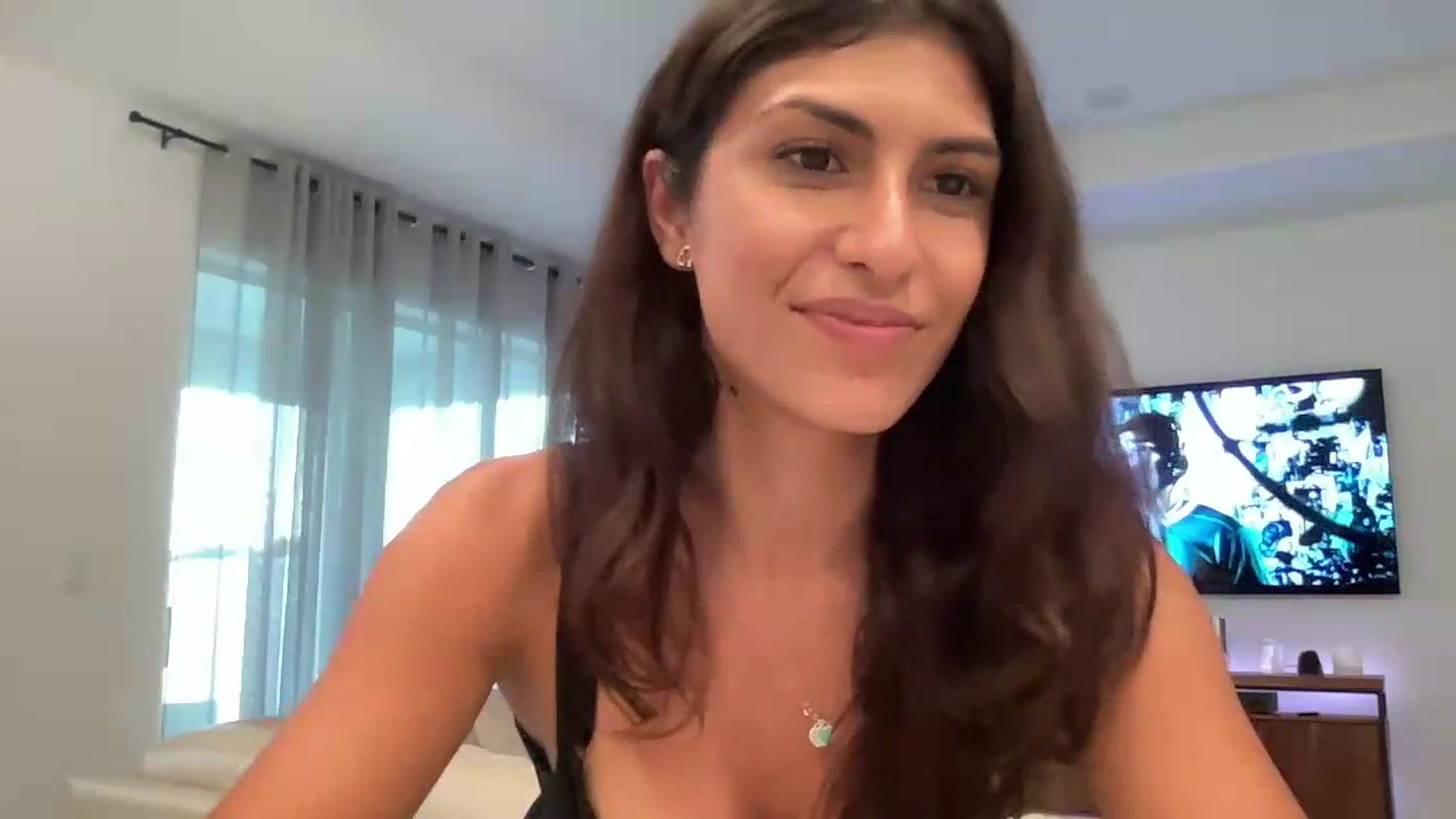 Gallery image thumbnail from MissArmenia's myfreecams stream on, 08/12/2026, 24:07 image 19 of 20
