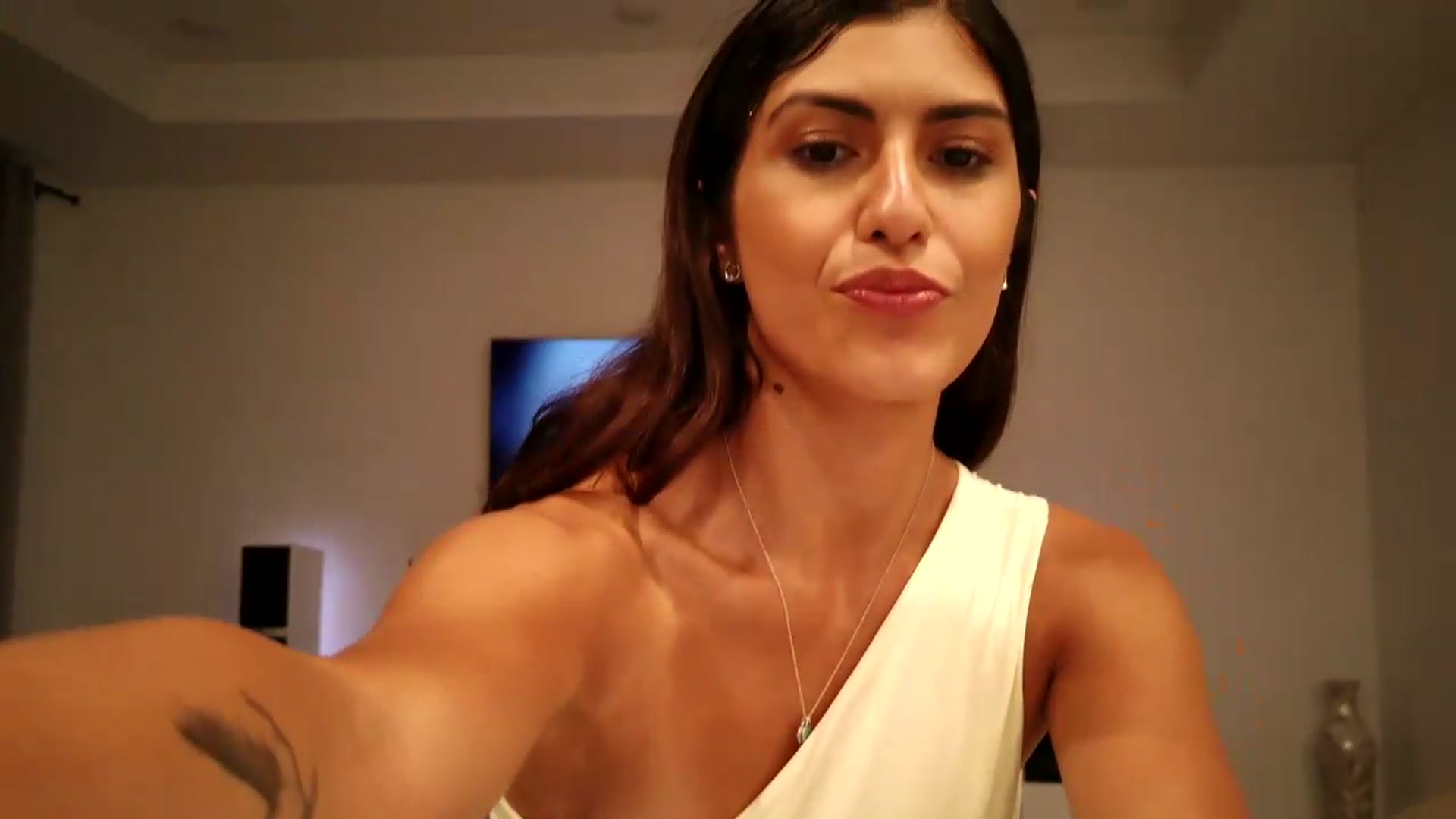 Gallery image thumbnail from MissArmenia's myfreecams stream on, 08/14/2026, 01:32 image 18 of 20