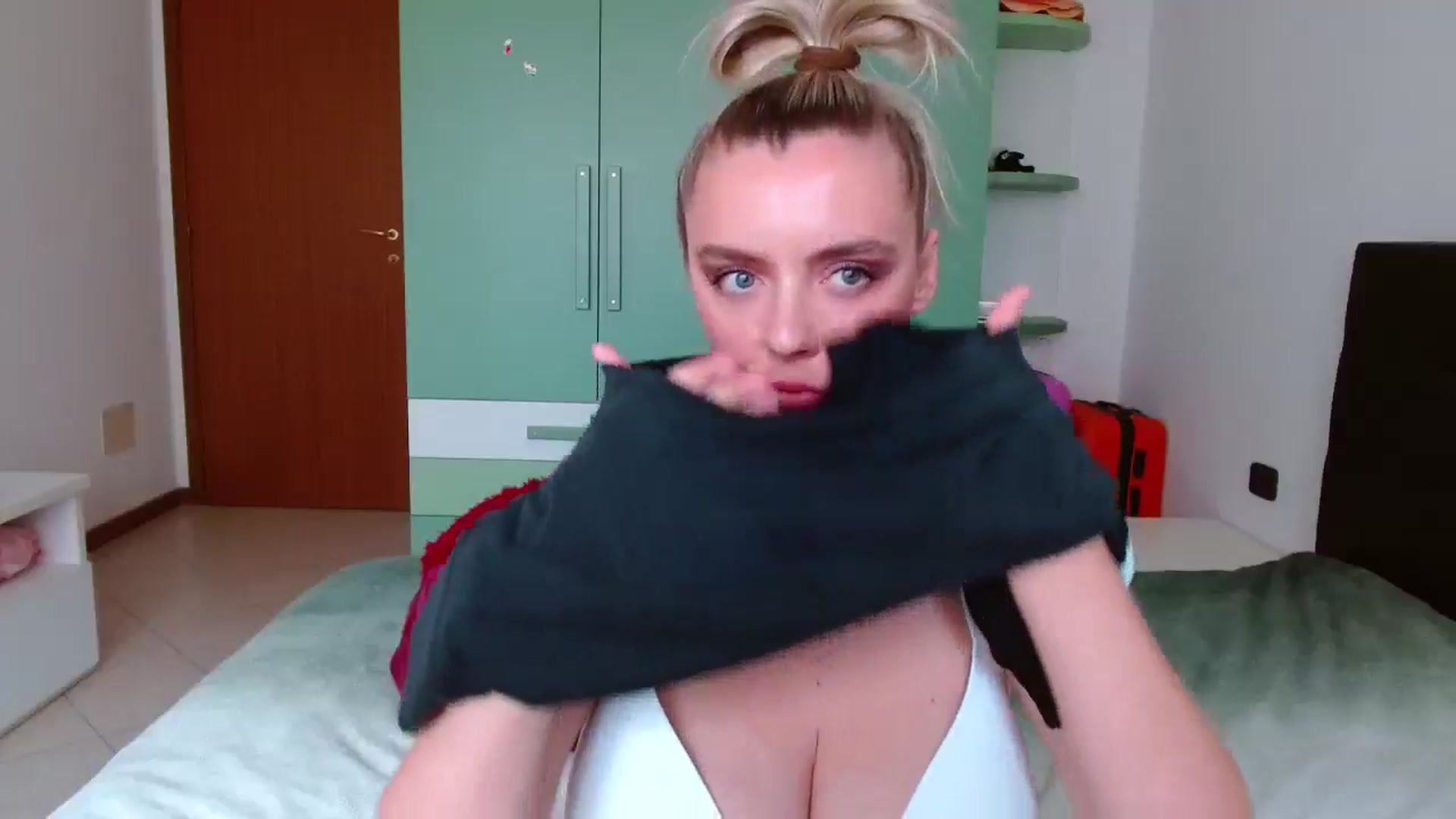Gallery image thumbnail from MissAura's myfreecams stream on, 05/10/2026, 13:21 image 17 of 20