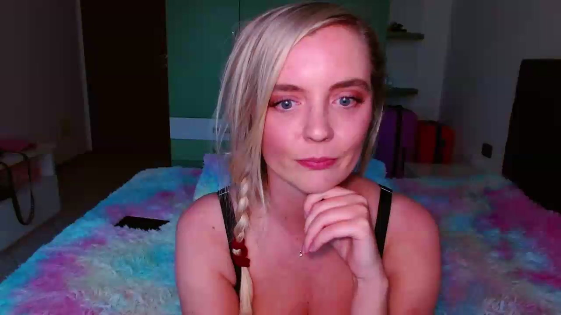 Gallery image thumbnail from MissAura's myfreecams stream on, 05/13/2026, 18:23 image 12 of 20