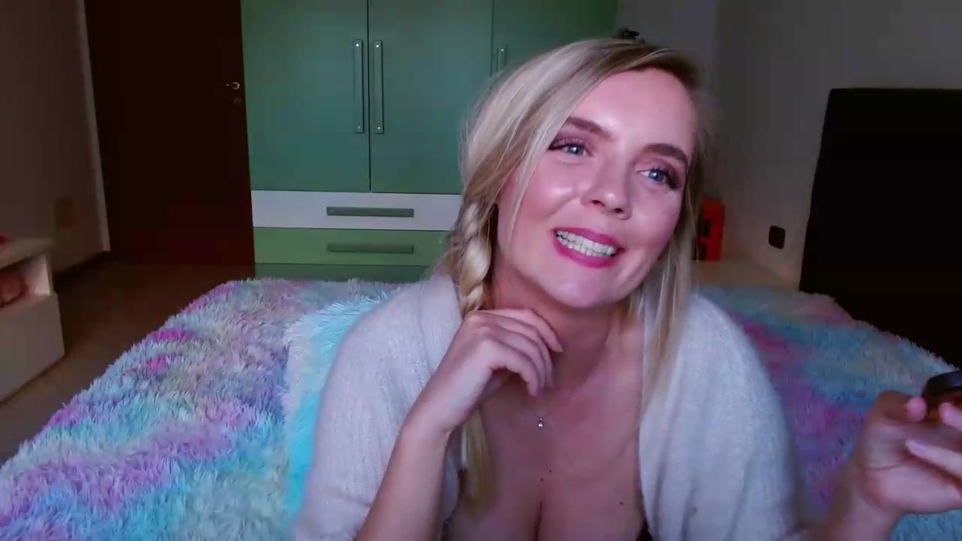 Gallery image thumbnail from MissAura's myfreecams stream on, 05/16/2026, 17:49 image 7 of 20