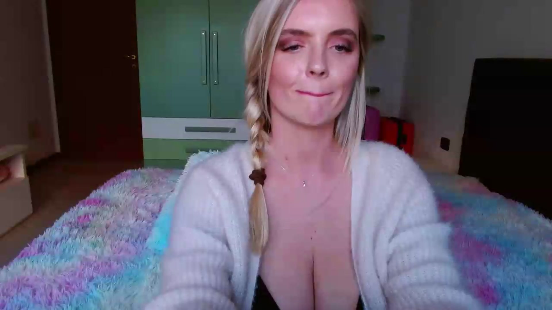 Gallery image thumbnail from MissAura's myfreecams stream on, 05/16/2026, 17:49 image 10 of 20