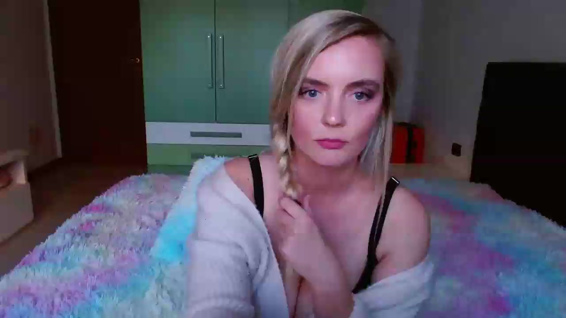 Gallery image thumbnail from MissAura's myfreecams stream on, 05/16/2026, 17:49 image 13 of 20