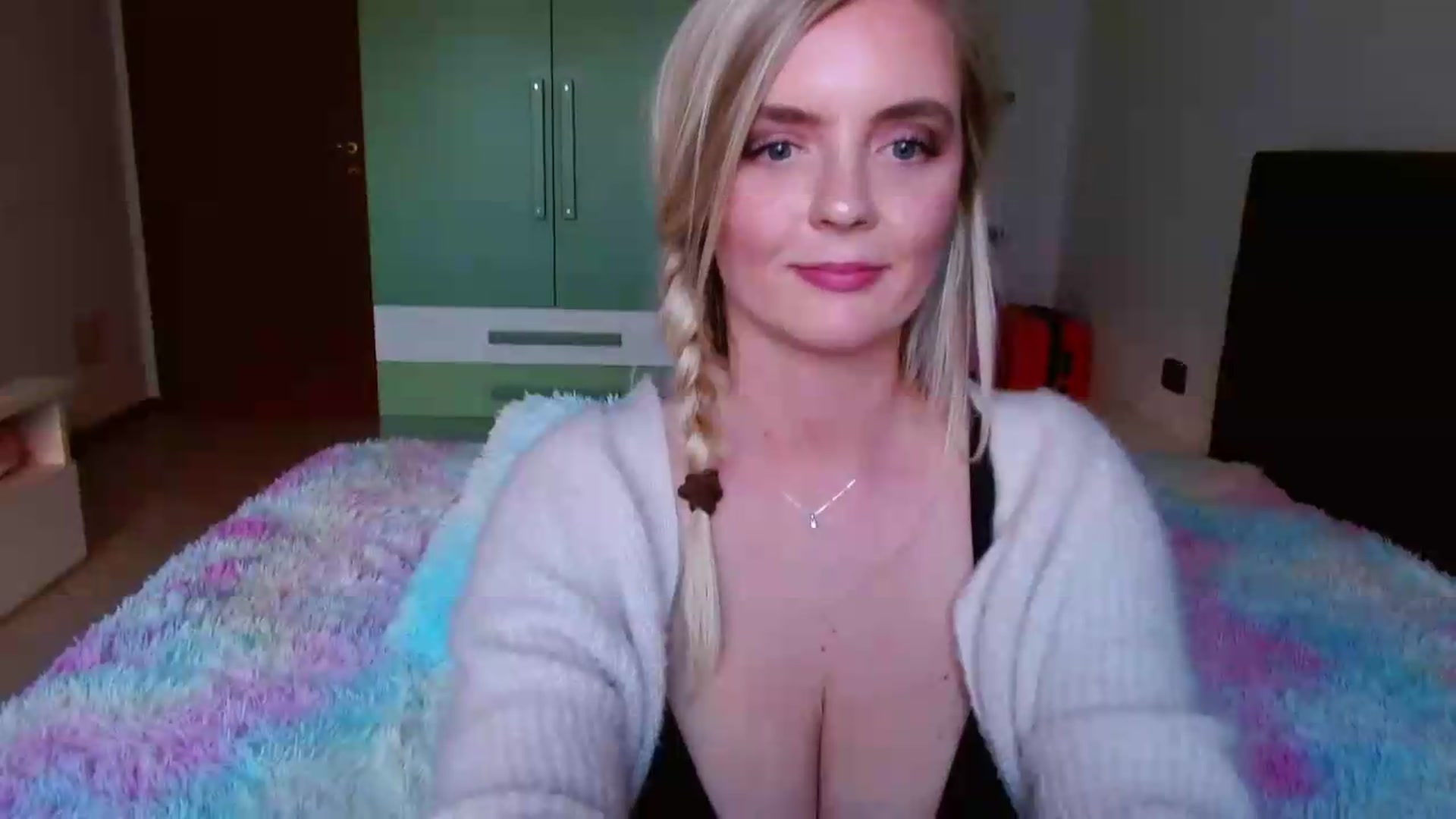 Gallery image thumbnail from MissAura's myfreecams stream on, 05/16/2026, 17:49 image 12 of 20
