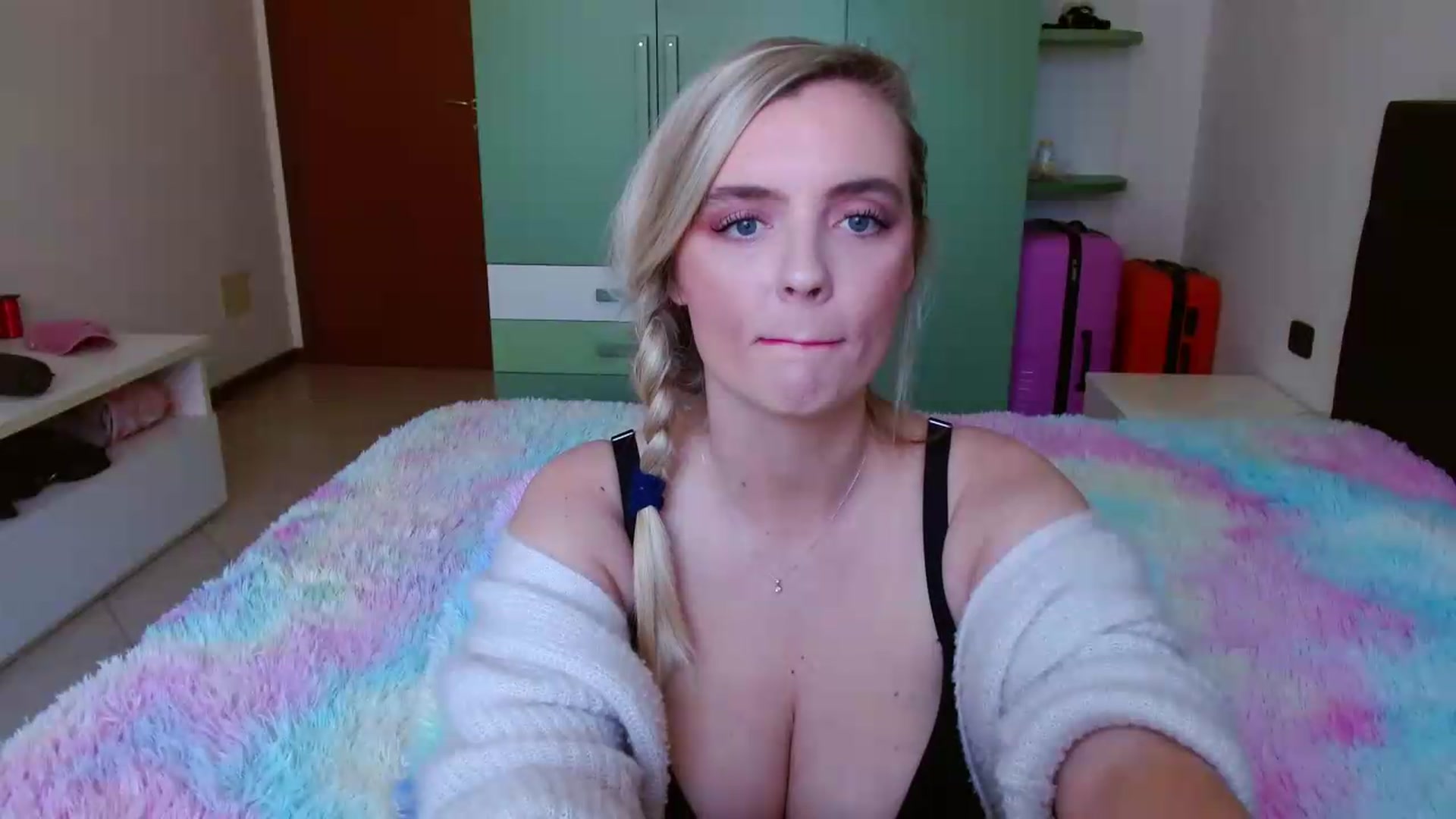 Gallery image thumbnail from MissAura's myfreecams stream on, 05/17/2026, 12:25 image 5 of 20
