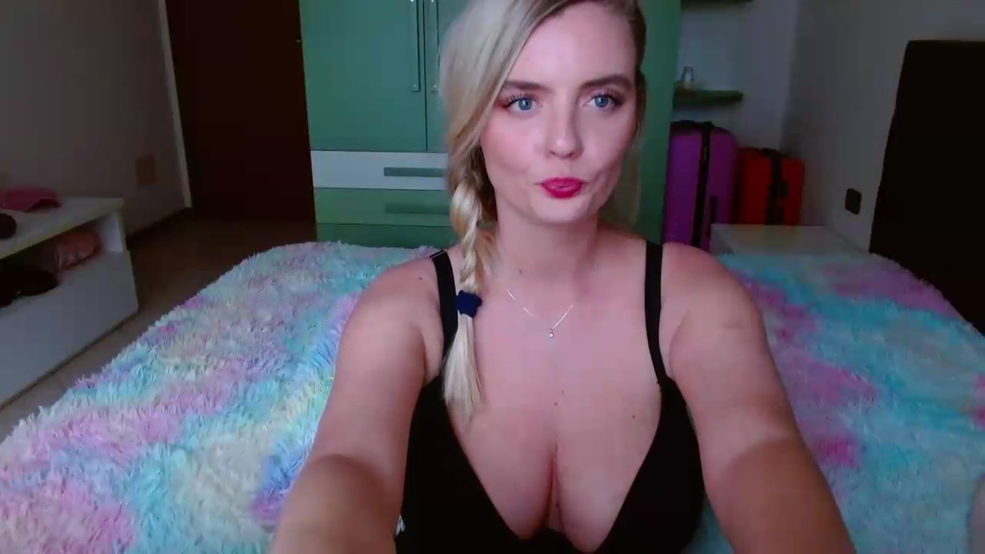 Gallery image thumbnail from MissAura's myfreecams stream on, 05/17/2026, 17:13 image 15 of 20
