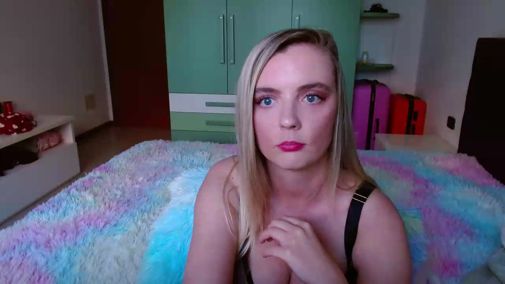 Gallery image thumbnail from MissAura's myfreecams stream on, 05/20/2026, 17:38 image 15 of 20