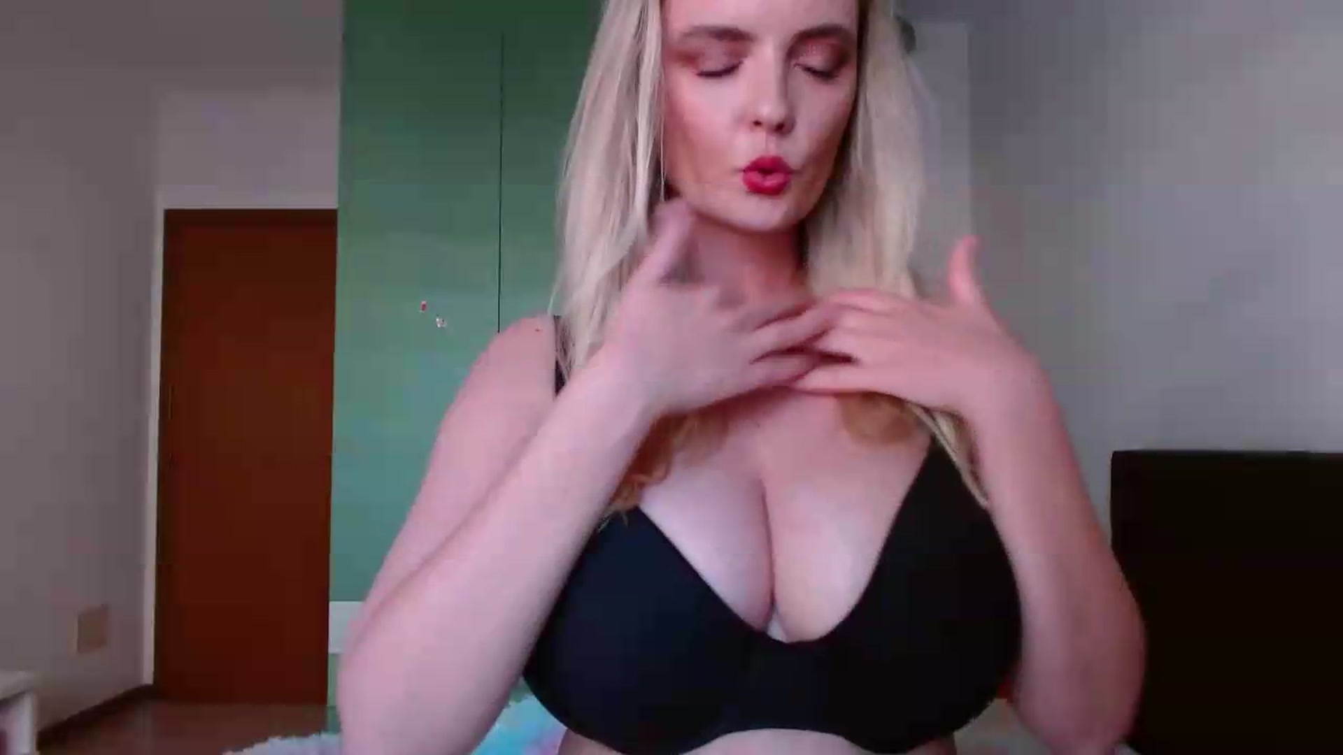 Gallery image thumbnail from MissAura's myfreecams stream on, 05/23/2026, 16:31 image 2 of 20