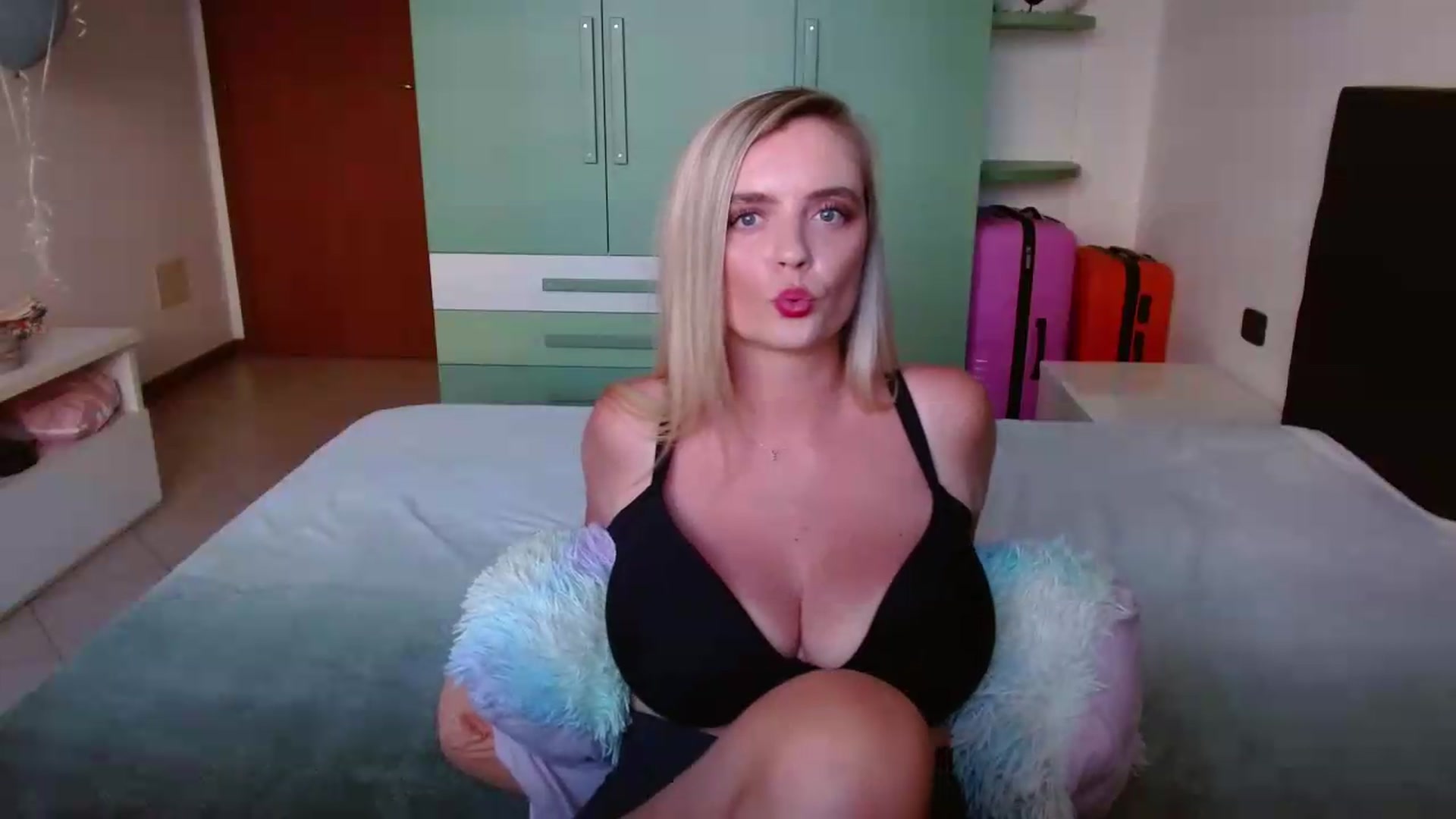 Gallery image thumbnail from MissAura's myfreecams stream on, 05/29/2026, 16:38 image 18 of 20