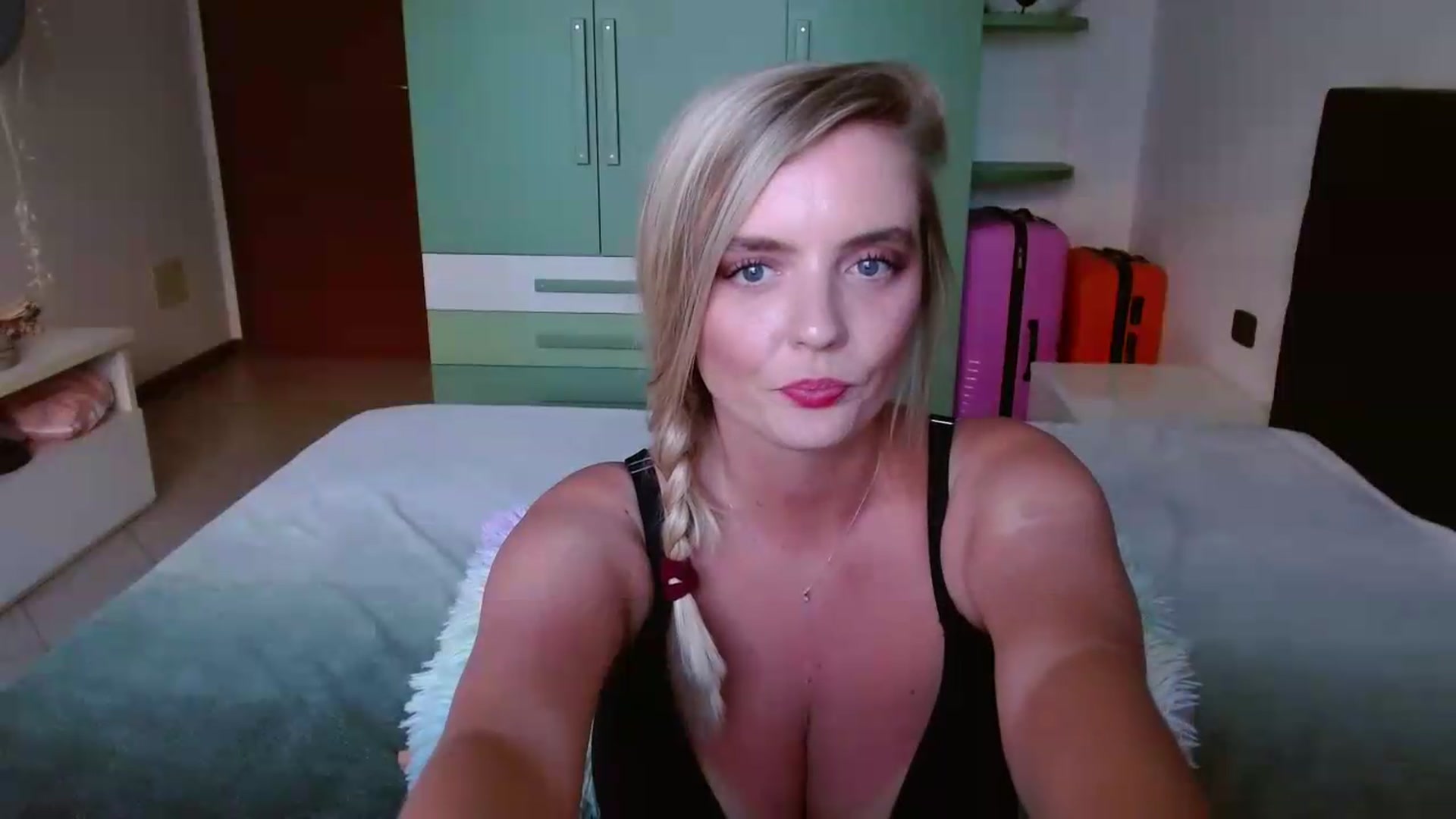 Gallery image thumbnail from MissAura's myfreecams stream on, 05/29/2026, 17:43 image 3 of 20