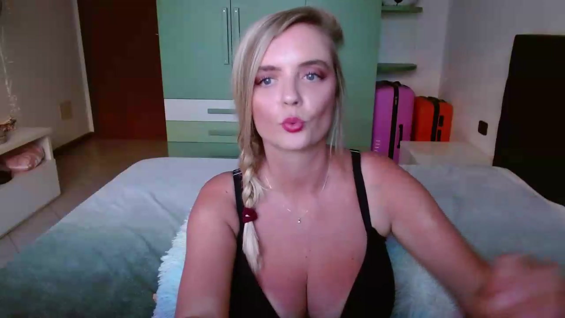 Gallery image thumbnail from MissAura's myfreecams stream on, 05/29/2026, 17:43 image 5 of 20