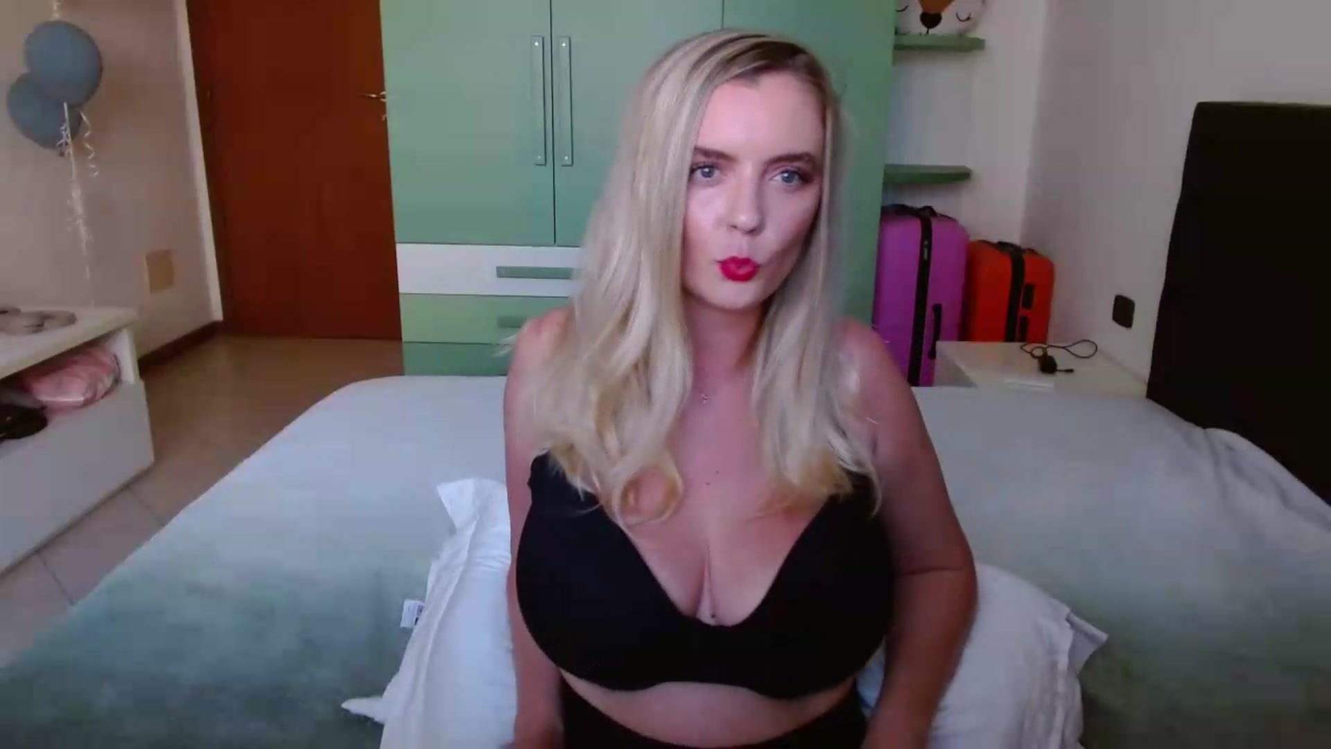 Gallery image thumbnail from MissAura's myfreecams stream on, 06/06/2026, 14:25 image 4 of 20