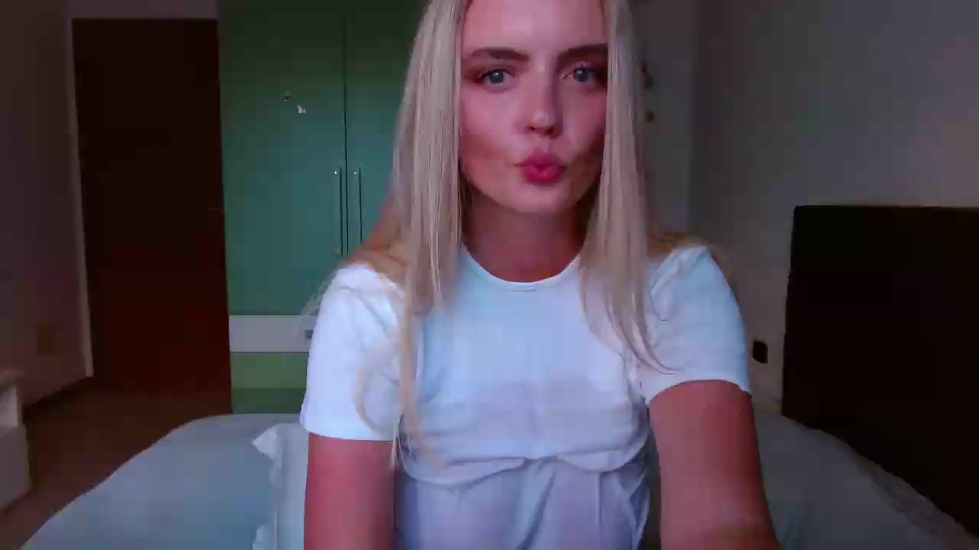 Gallery image thumbnail from MissAura's myfreecams stream on, 06/10/2026, 17:31 image 20 of 20