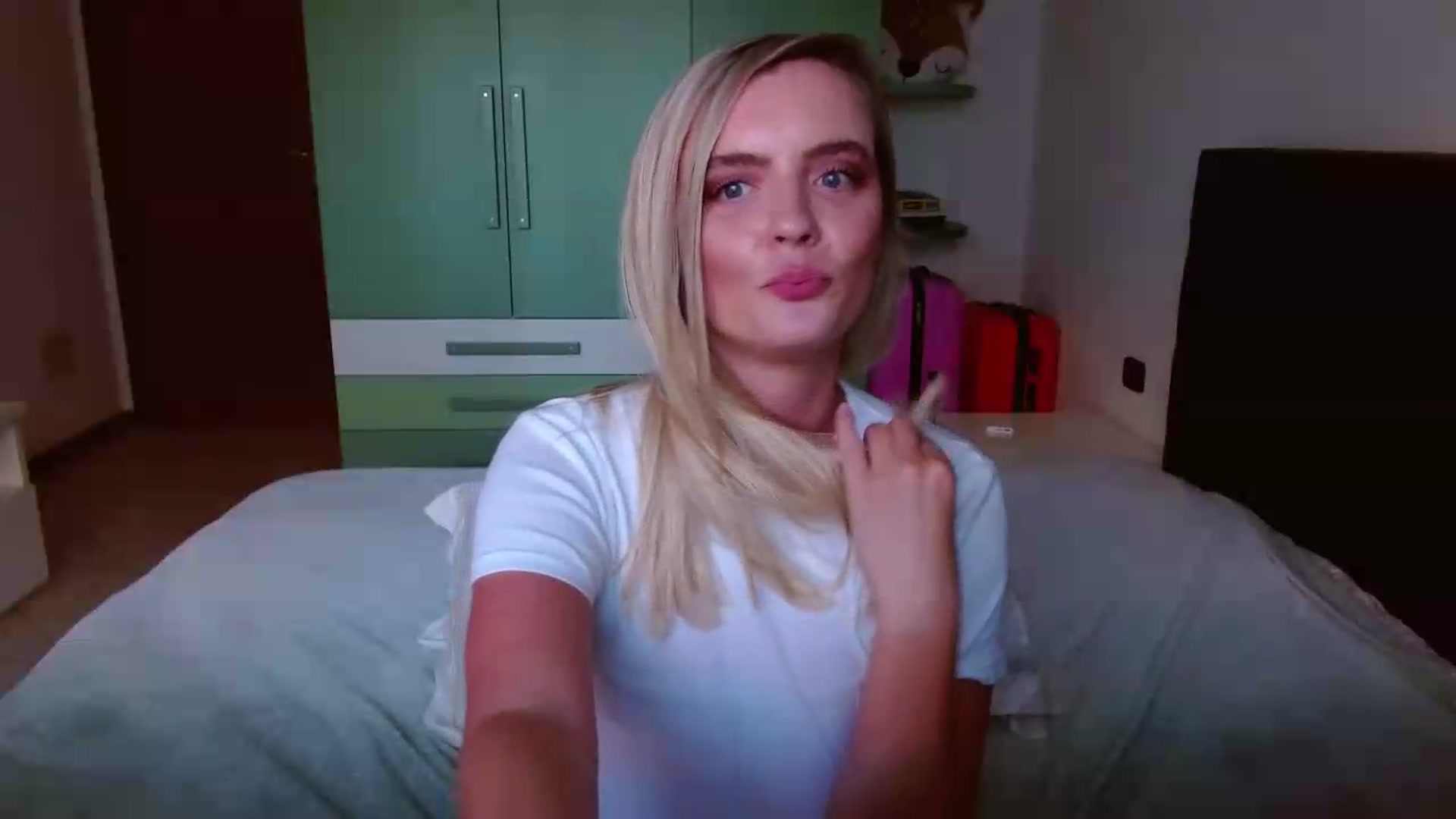 Gallery image thumbnail from MissAura's myfreecams stream on, 06/10/2026, 18:17 image 10 of 20