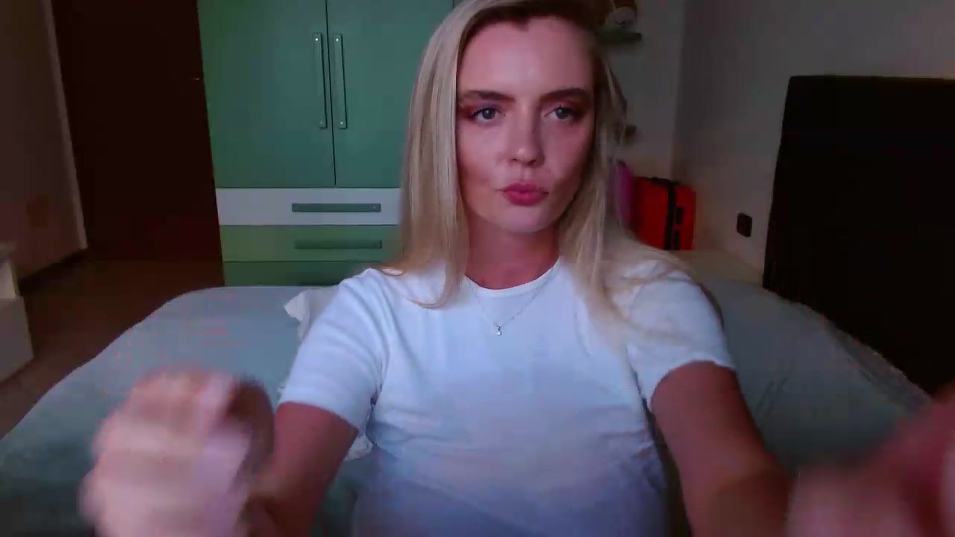 Gallery image thumbnail from MissAura's myfreecams stream on, 06/10/2026, 18:17 image 3 of 20