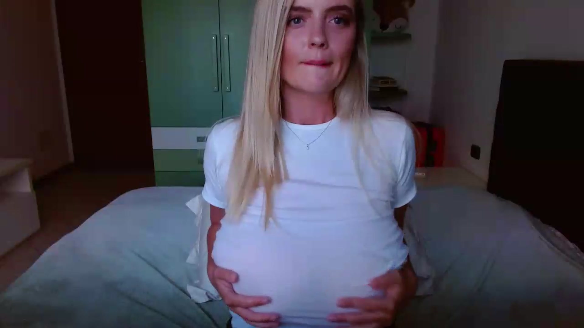 Gallery image thumbnail from MissAura's myfreecams stream on, 06/10/2026, 18:17 image 19 of 20