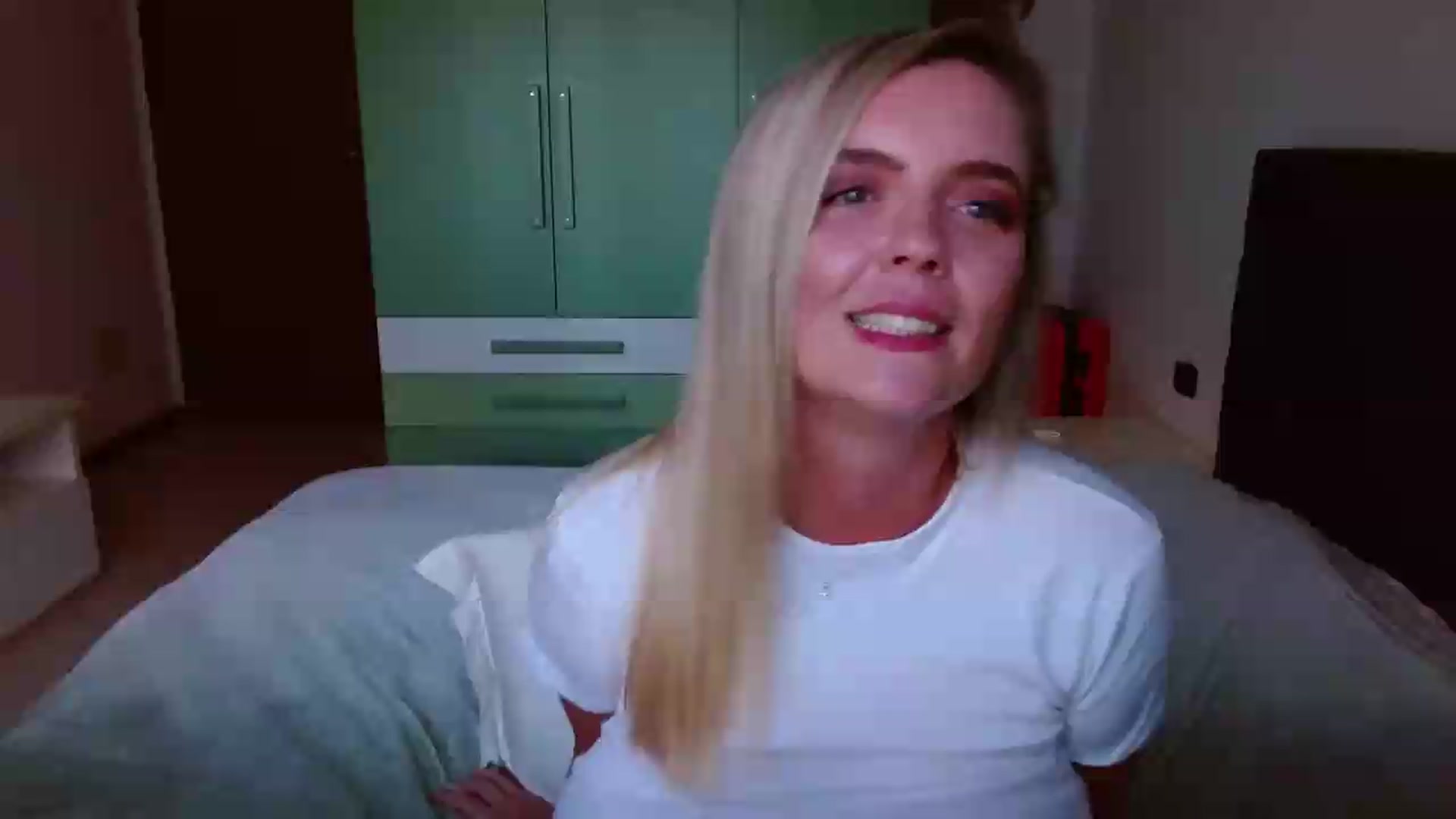 Gallery image thumbnail from MissAura's myfreecams stream on, 06/10/2026, 18:17 image 17 of 20