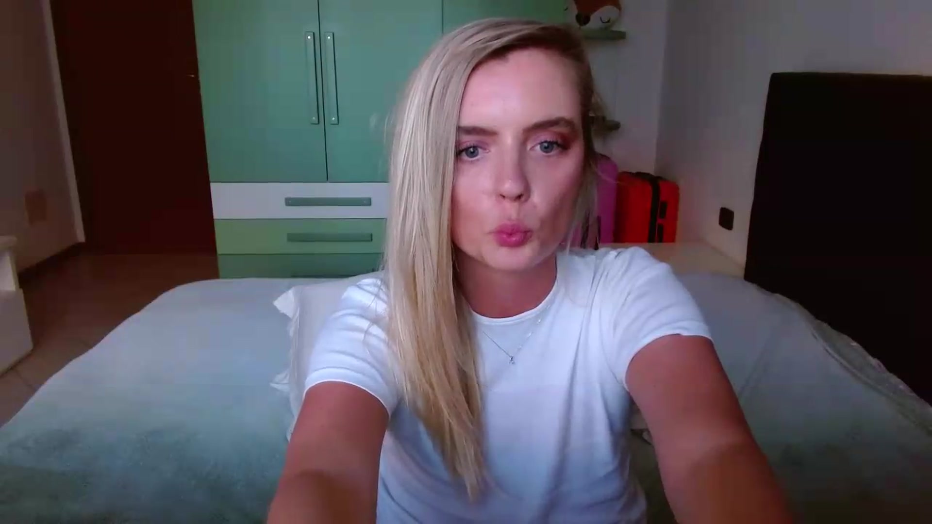Gallery image thumbnail from MissAura's myfreecams stream on, 06/10/2026, 18:17 image 7 of 20
