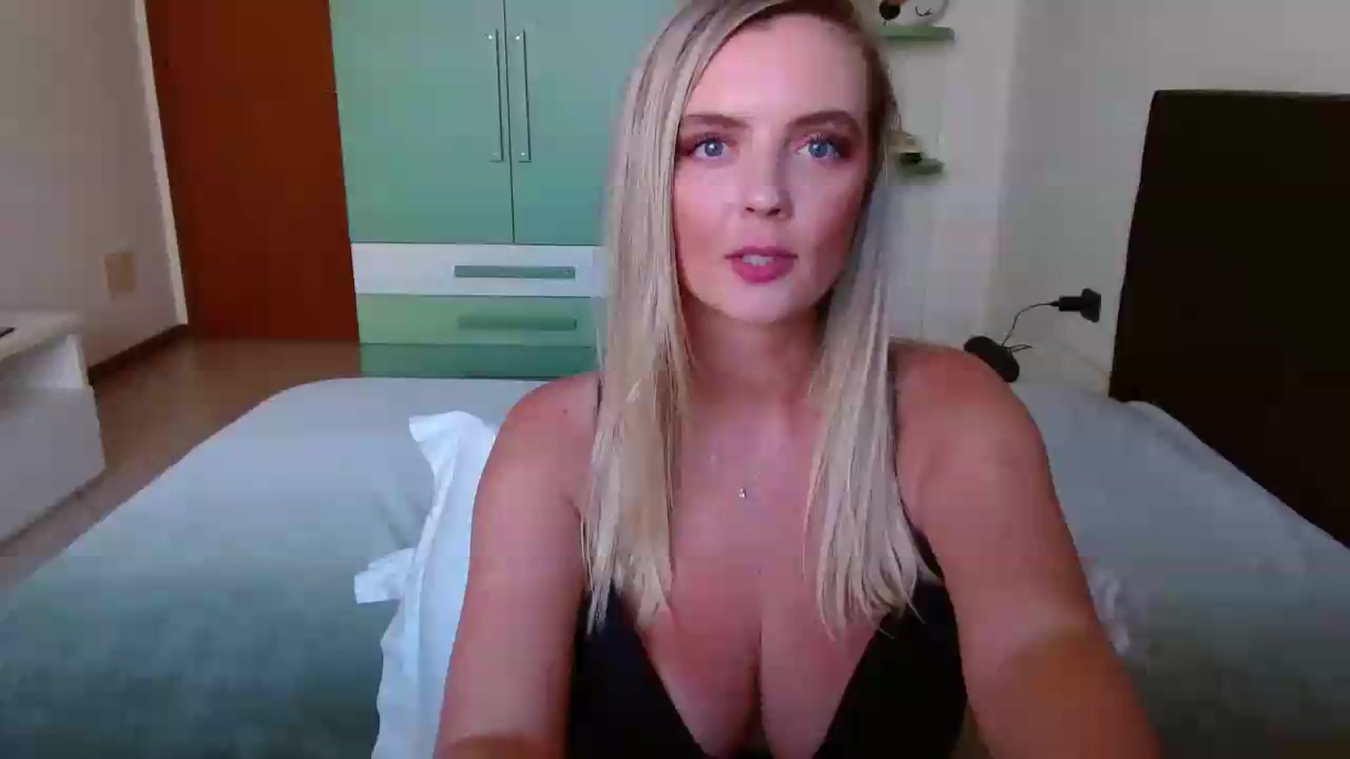 Gallery image thumbnail from MissAura's myfreecams stream on, 06/15/2026, 15:32 image 9 of 20