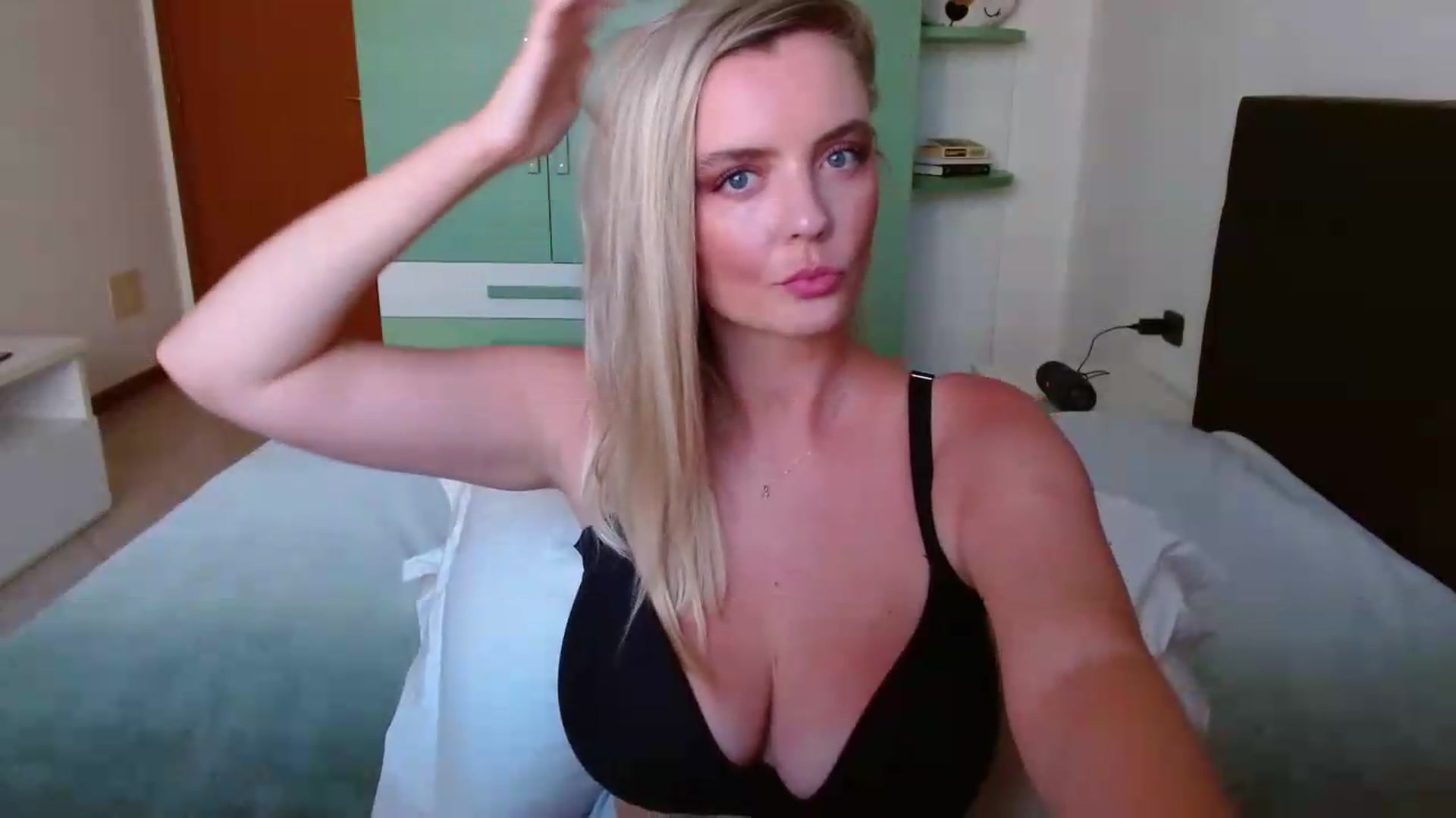 Gallery image thumbnail from MissAura's myfreecams stream on, 06/15/2026, 15:32 image 19 of 20