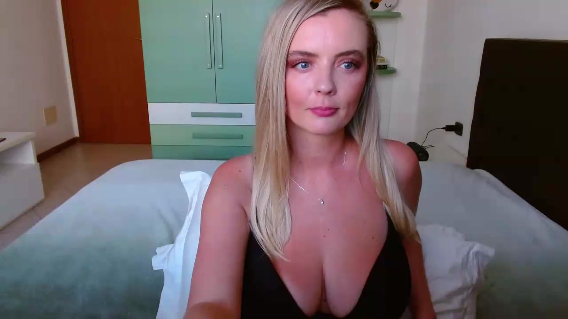 Gallery image thumbnail from MissAura's myfreecams stream on, 06/15/2026, 15:32 image 3 of 20