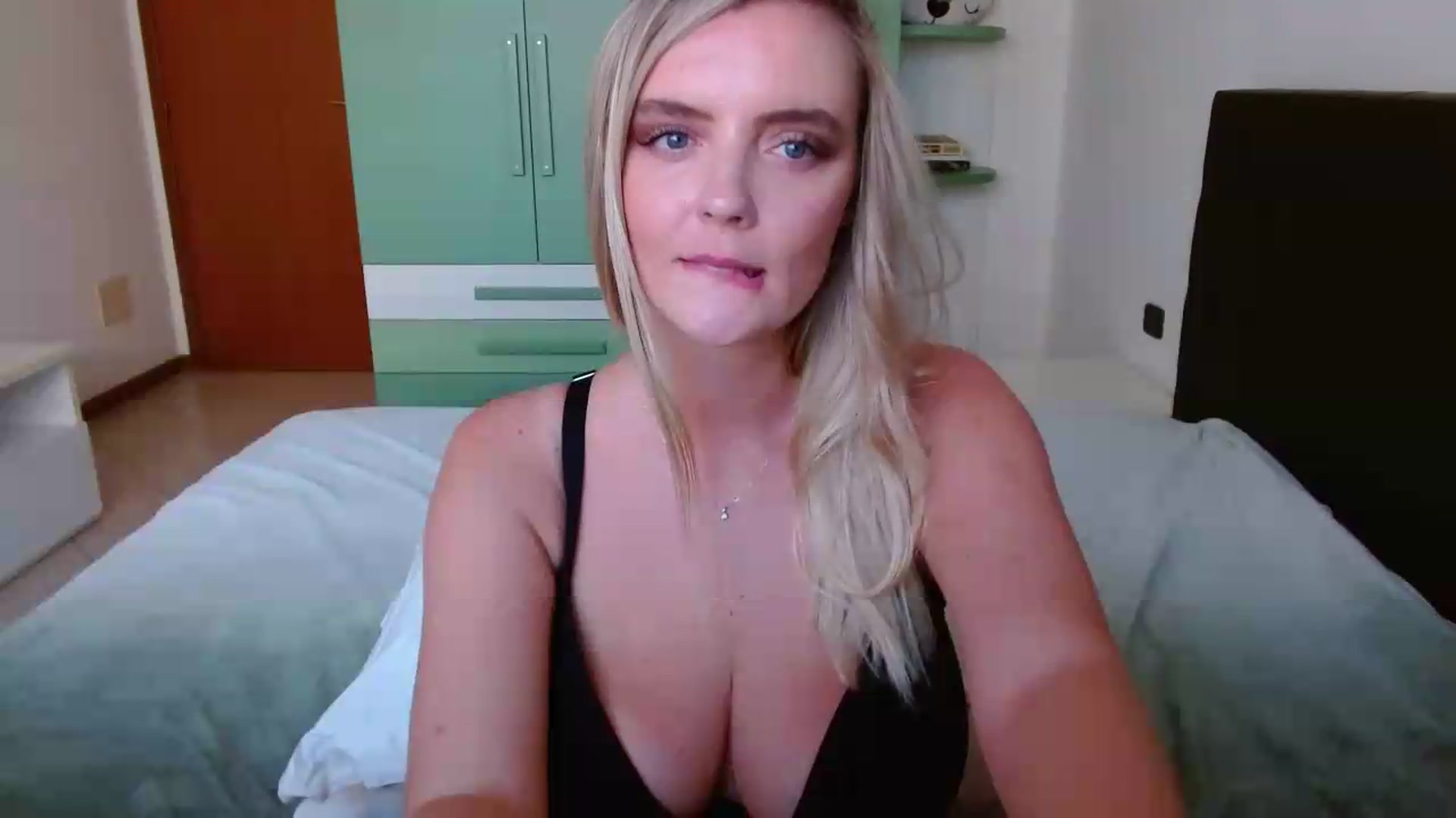 Gallery image thumbnail from MissAura's myfreecams stream on, 06/22/2026, 14:25 image 7 of 20