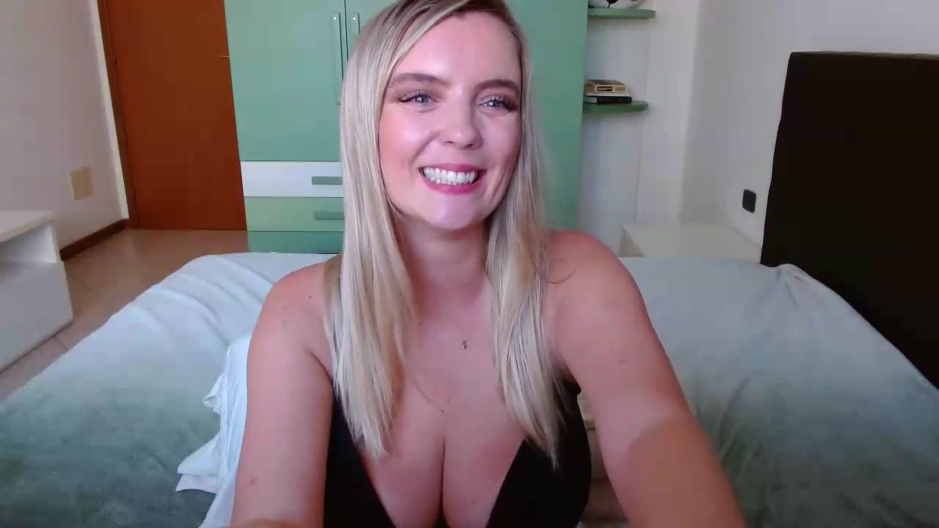 Gallery image thumbnail from MissAura's myfreecams stream on, 06/22/2026, 14:41 image 12 of 20