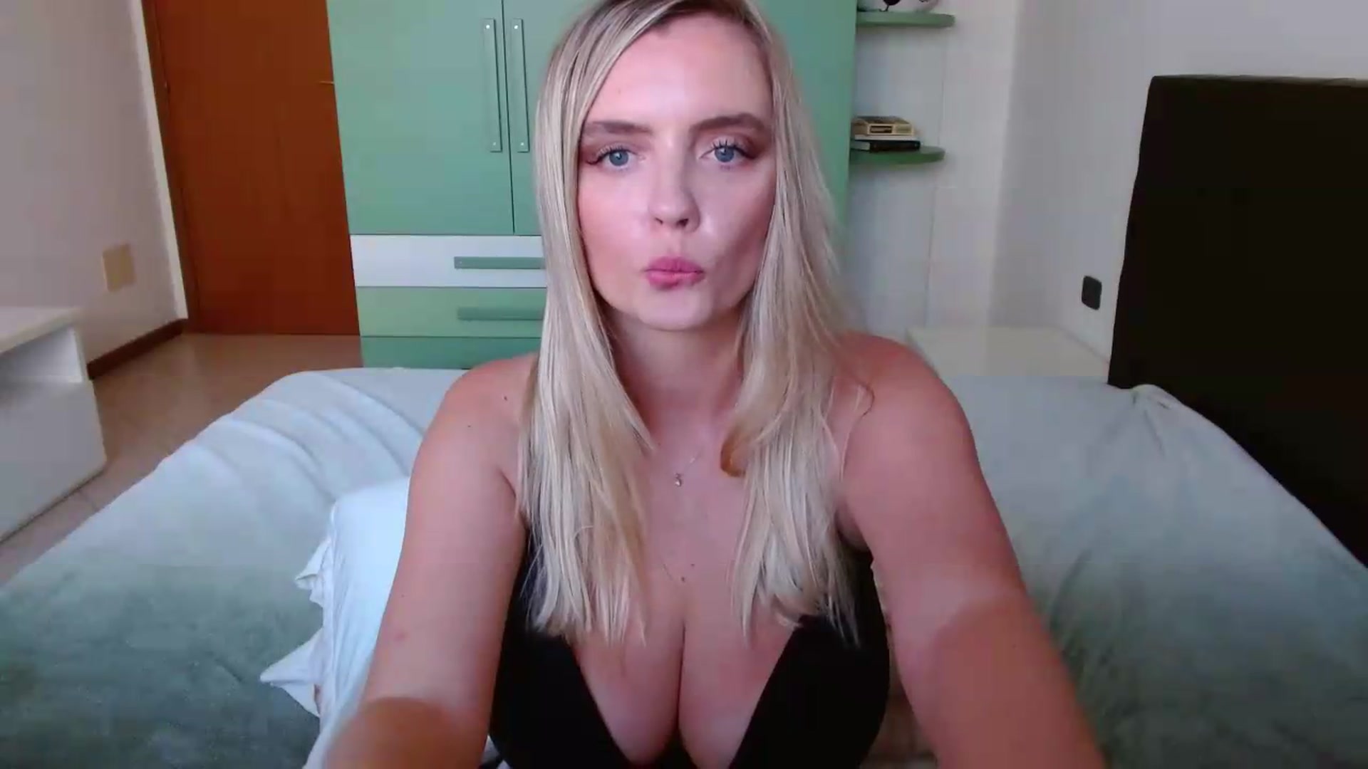 Gallery image thumbnail from MissAura's myfreecams stream on, 06/22/2026, 14:41 image 9 of 20