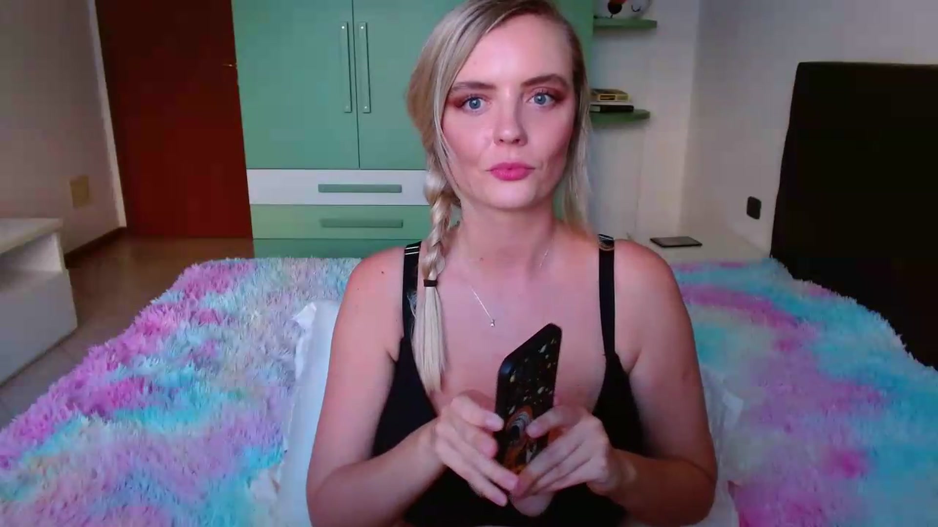 Gallery image thumbnail from MissAura's myfreecams stream on, 06/25/2026, 17:17 image 19 of 20