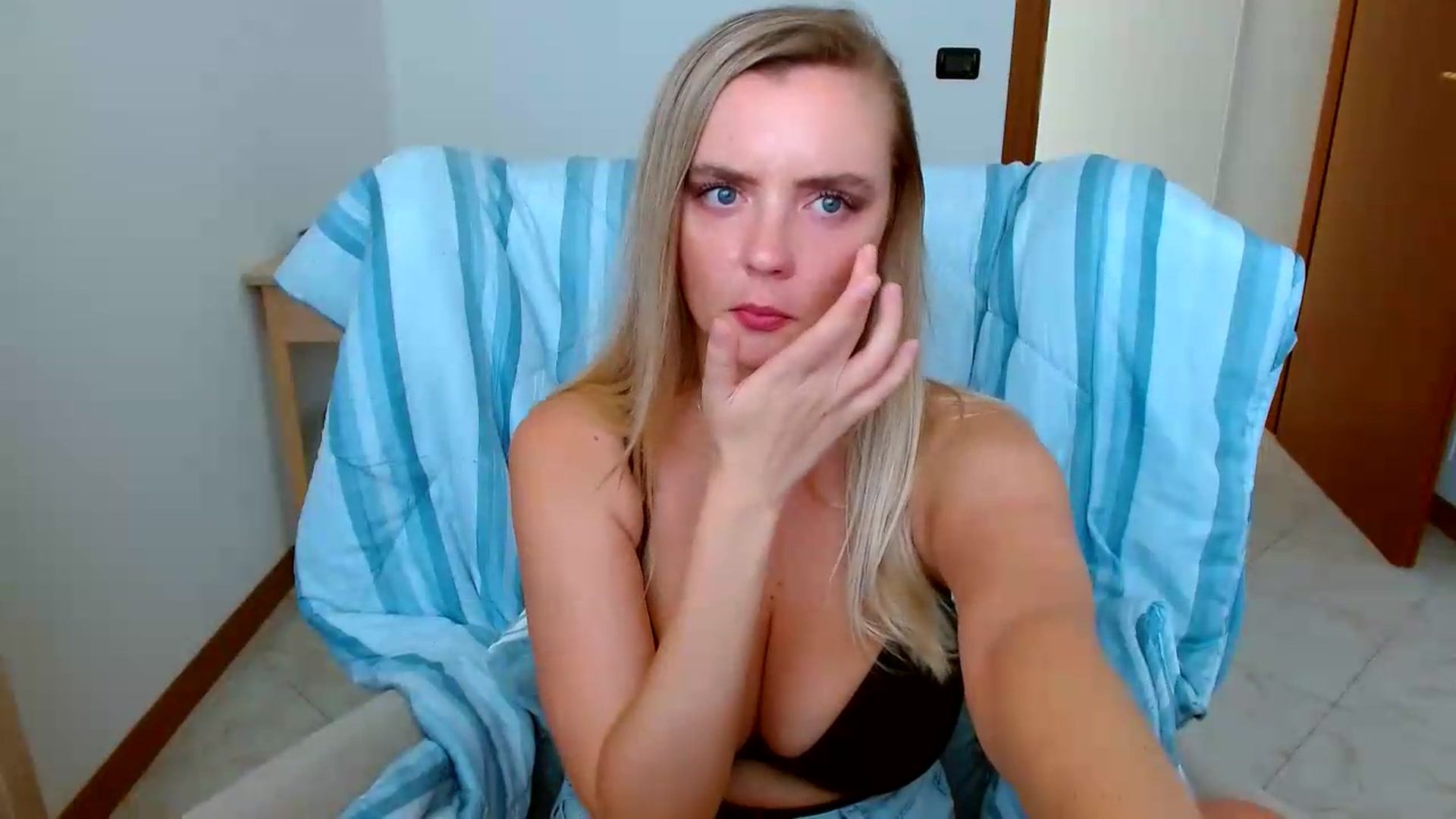Gallery image thumbnail from MissAura's myfreecams stream on, 08/03/2026, 16:08 image 19 of 20