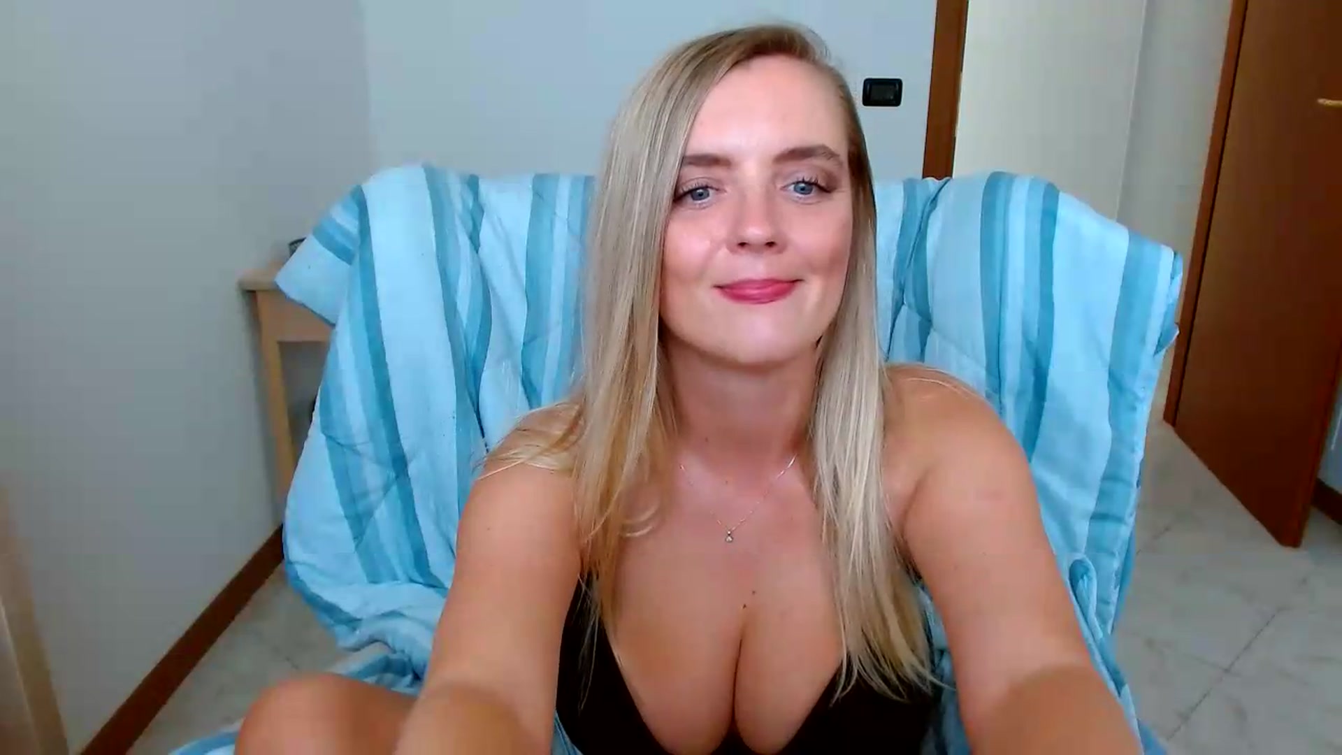Gallery image thumbnail from MissAura's myfreecams stream on, 08/03/2026, 16:08 image 6 of 20