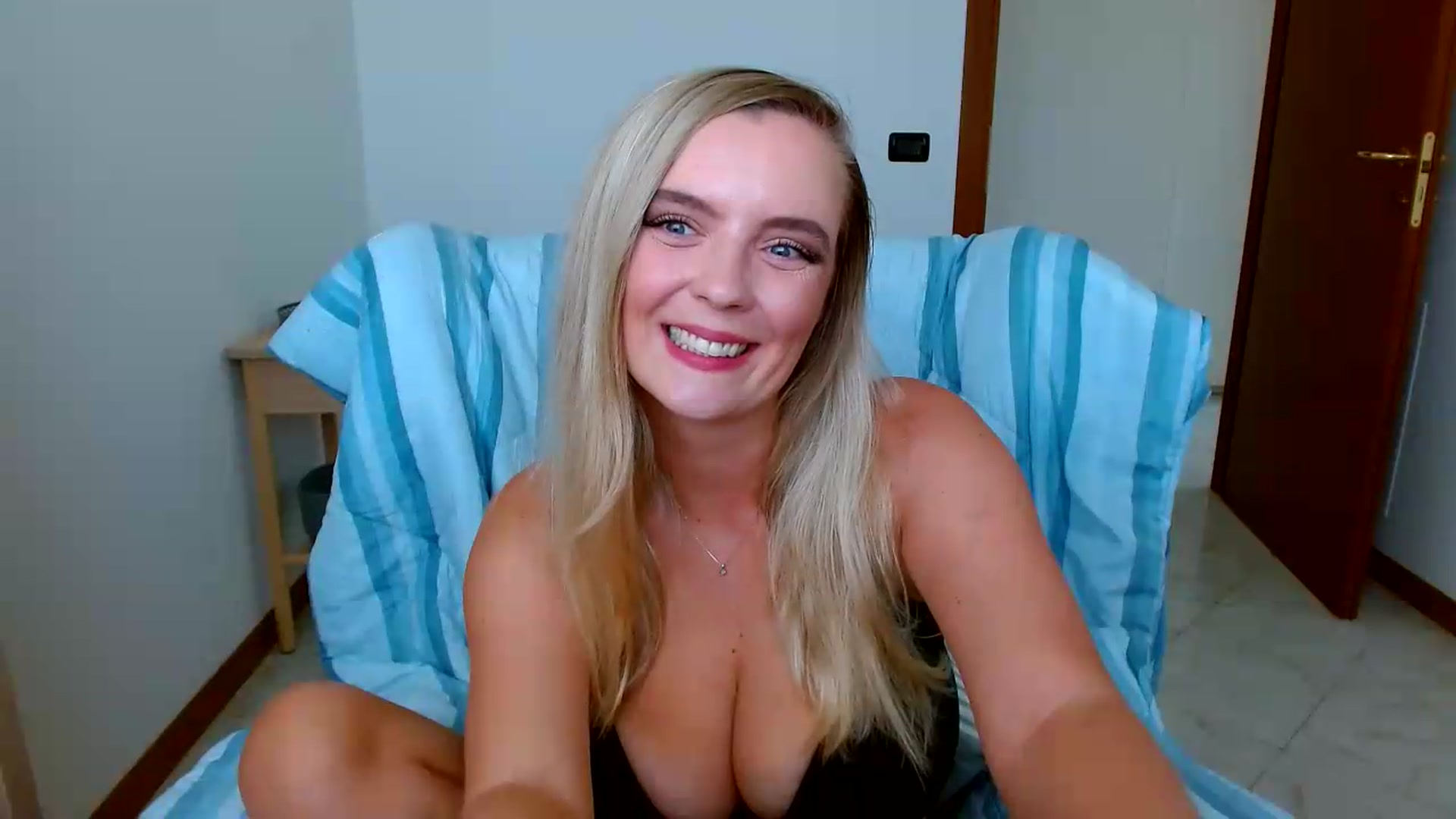 Gallery image thumbnail from MissAura's myfreecams stream on, 08/04/2026, 08:50 image 16 of 20