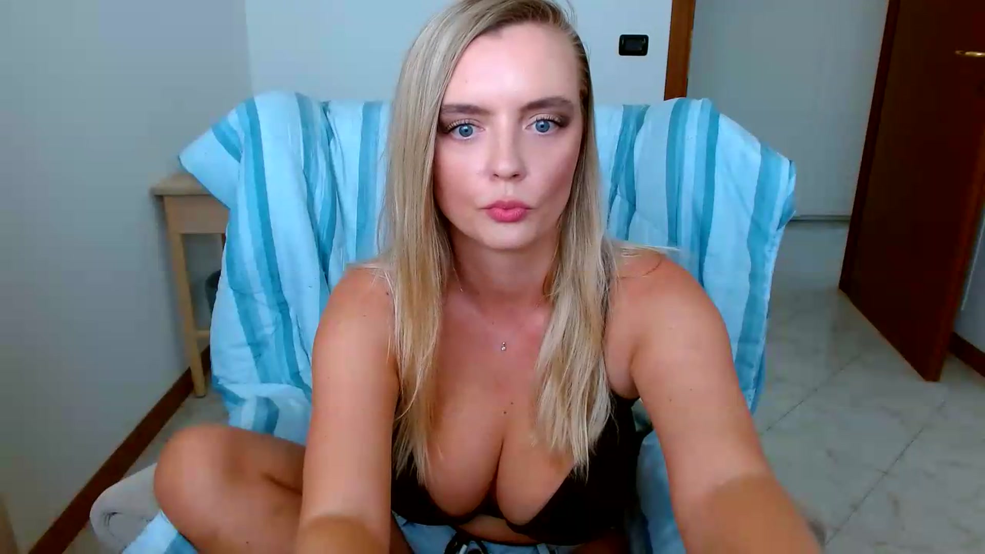 Gallery image thumbnail from MissAura's myfreecams stream on, 08/04/2026, 09:52 image 17 of 20