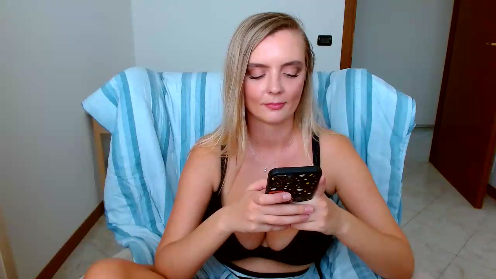 Gallery image thumbnail from MissAura's myfreecams stream on, 08/04/2026, 10:29 image 20 of 20