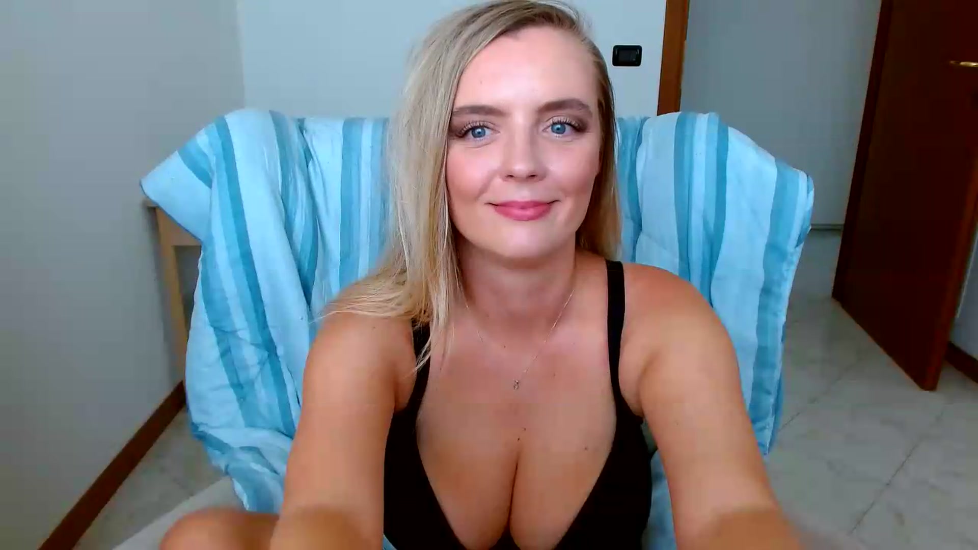 Gallery image thumbnail from MissAura's myfreecams stream on, 08/04/2026, 10:29 image 7 of 20