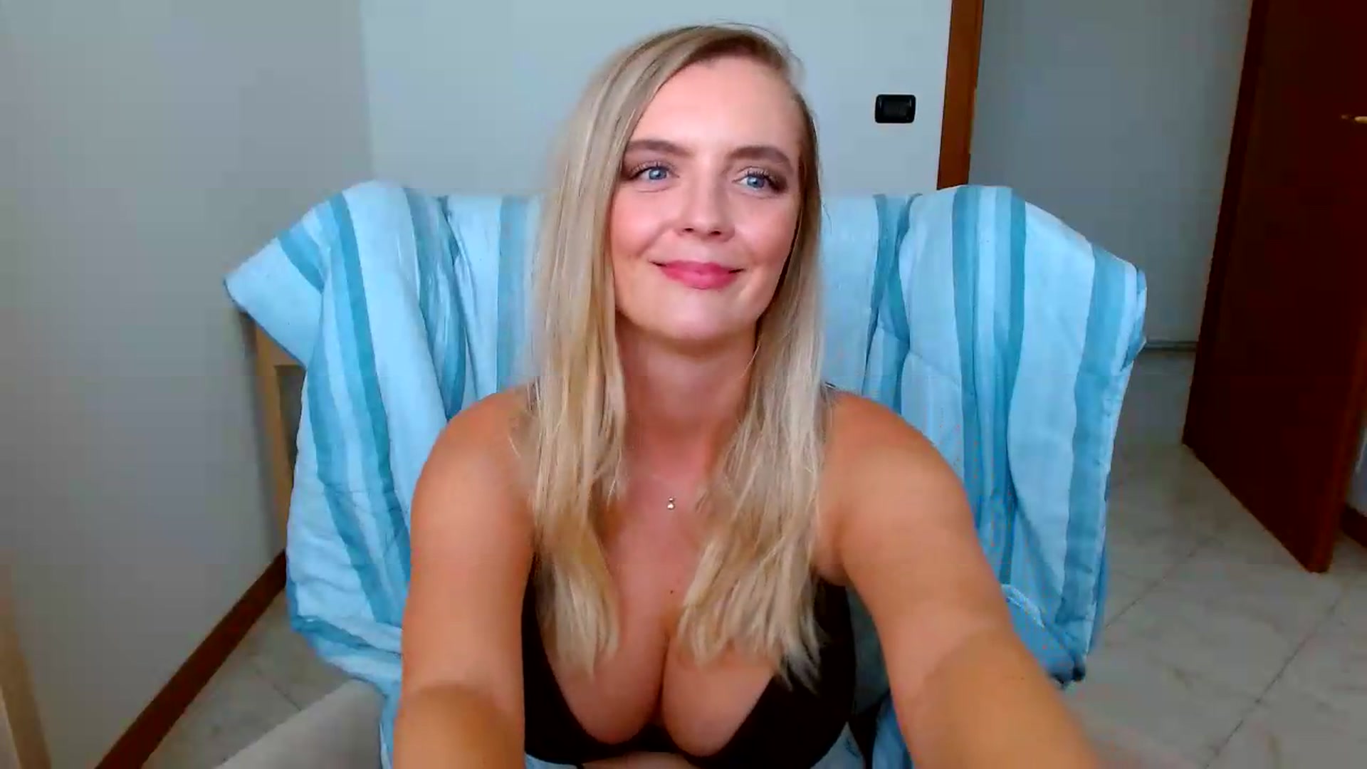 Gallery image thumbnail from MissAura's myfreecams stream on, 08/04/2026, 10:46 image 11 of 20