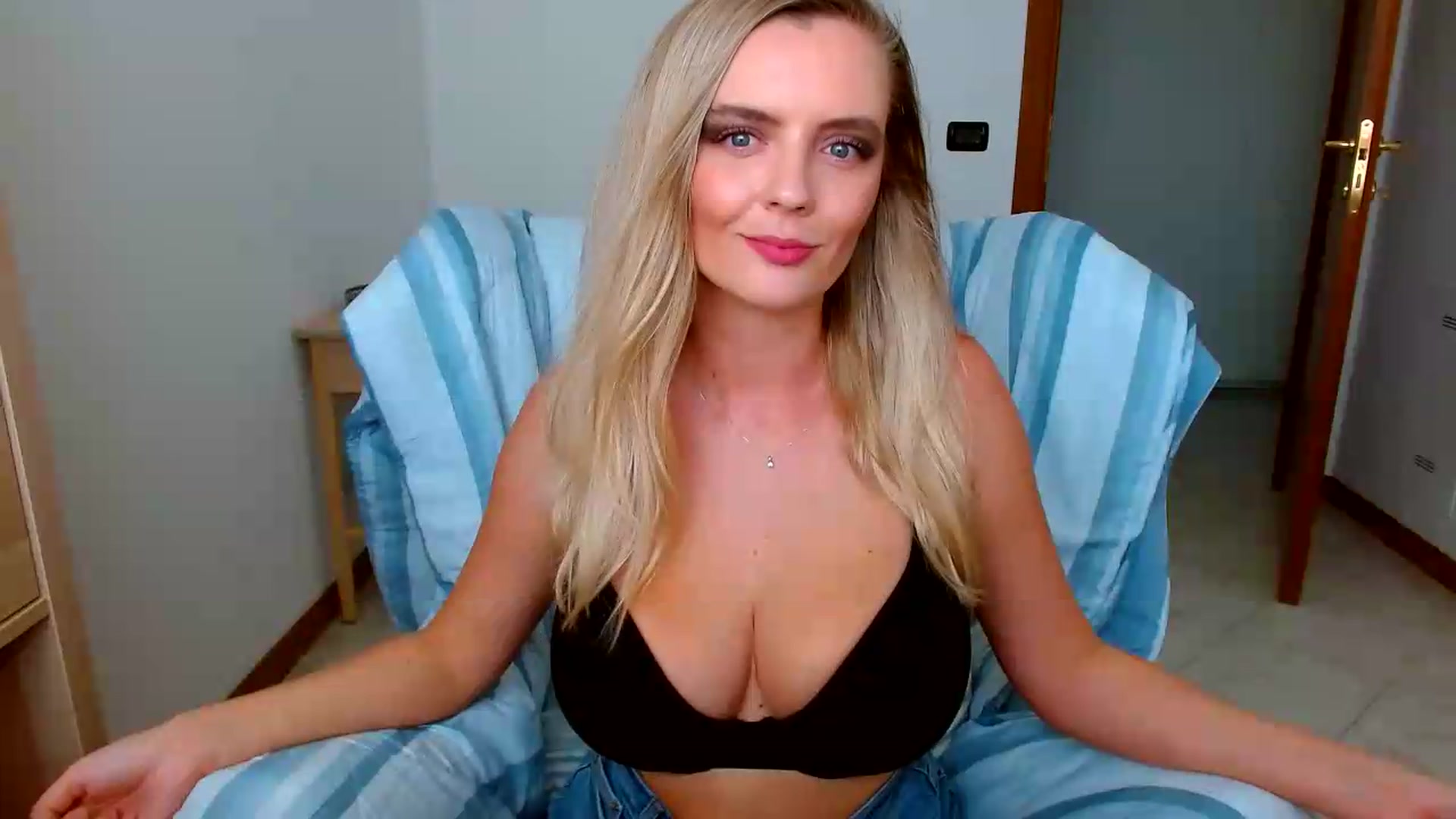 Gallery image thumbnail from MissAura's myfreecams stream on, 08/06/2026, 12:35 image 10 of 20